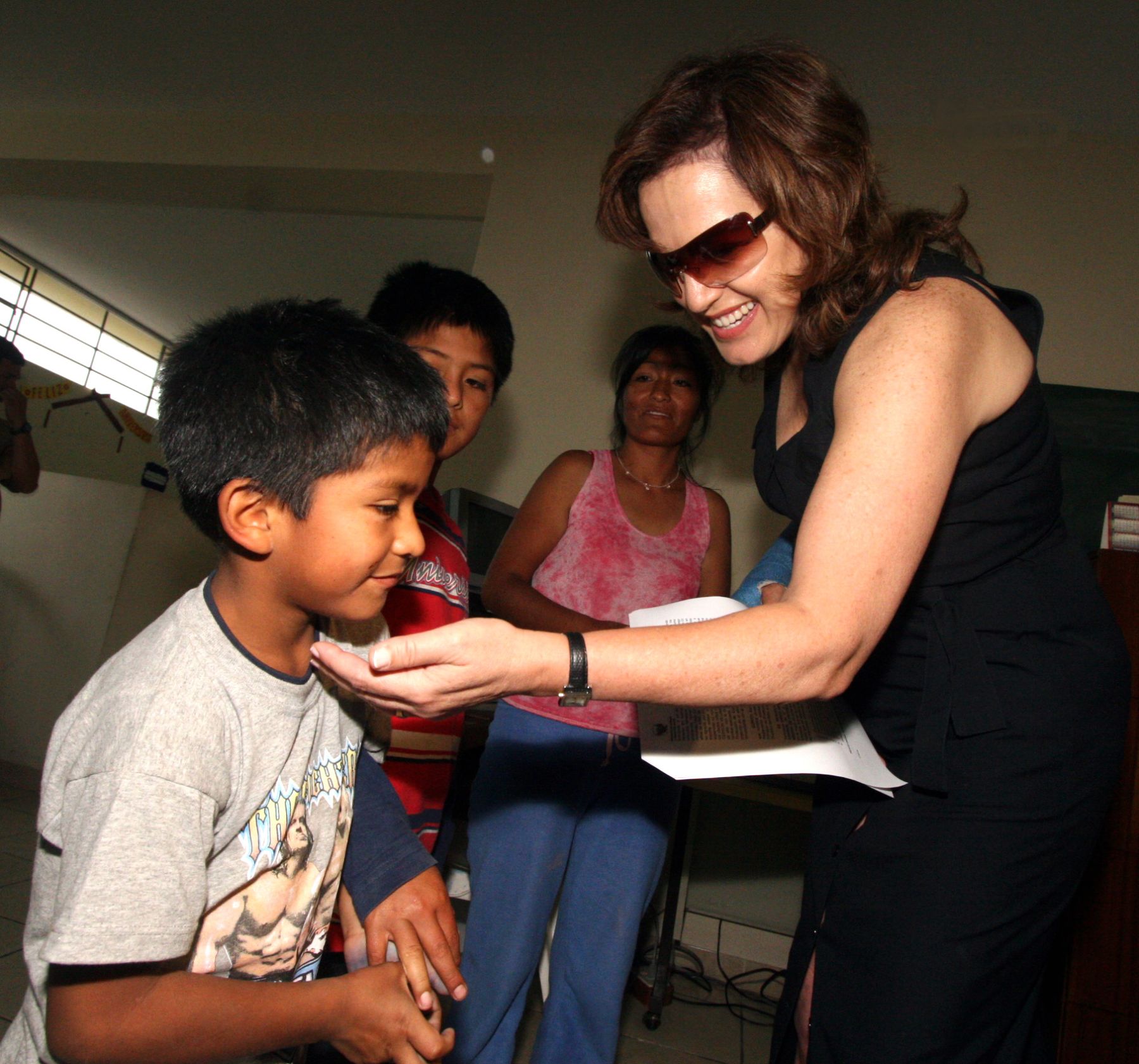 Ministra de la Mujer, Susana Pïnilla, con uno de los menores rescatados y que habian sido llevados por su padre hasta Huancayo. Foto: ANDINA/ Maritza Rosales