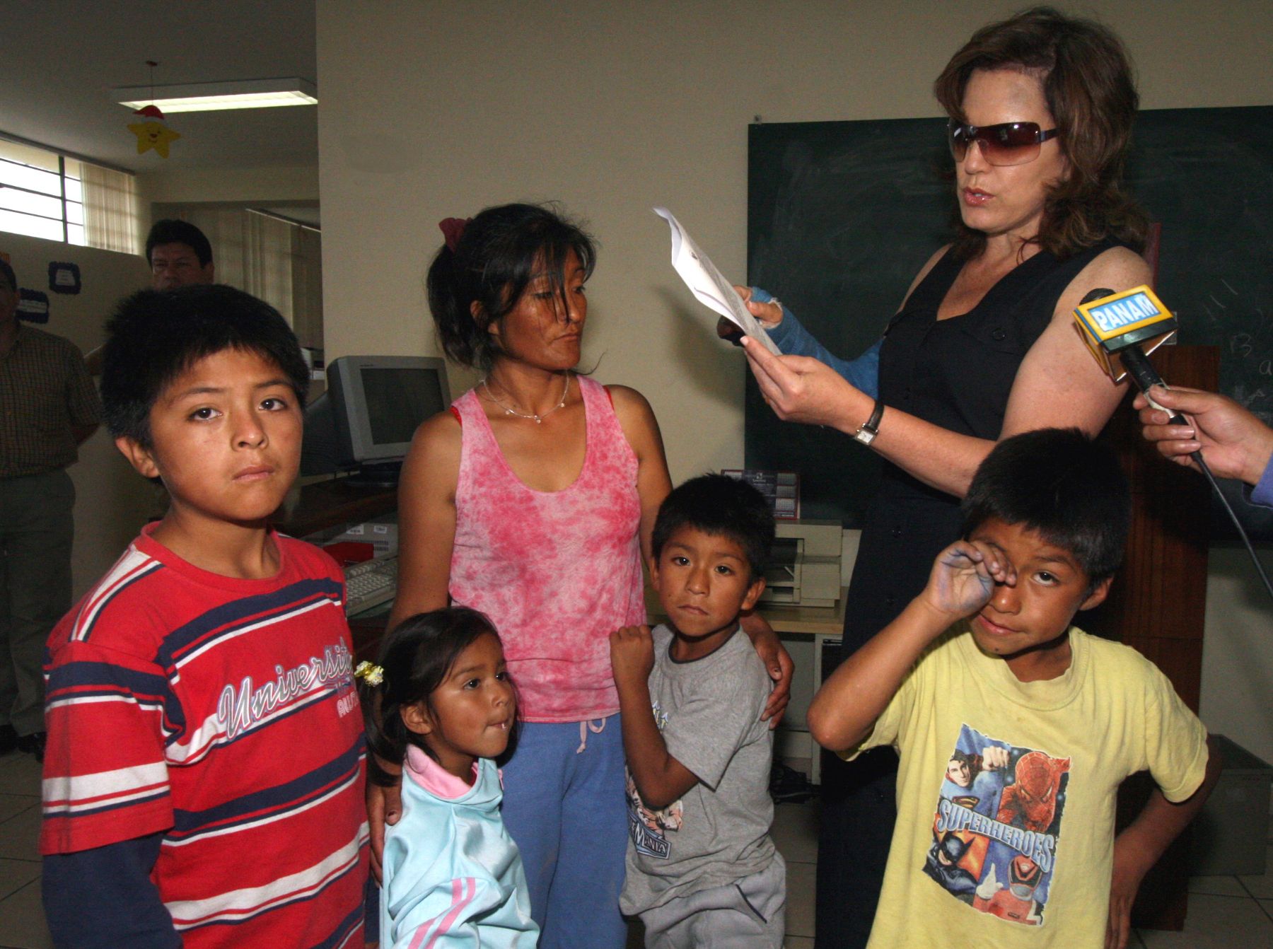 Ministra de la Mujer, Susana Pinilla, con Irma Cerrón luego que esta madre recuperara a dos de sus hijos, que habían sido llevados a Huancayo. Foto: ANDINA/ Maritza Rosales