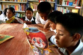 Todos los niños tendrán que leer un libro al mes y para fortalecer esta medida se va a sacar una directiva que determina que todas las escuelas del Perú van a tener que dedicar 1 hora diaria a la lectura, con asistencia del profesor, 