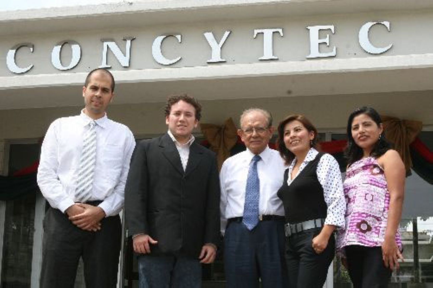 Estudiosos. Fabián Uriarte, Marvin Bayron, junto con el presidente de Concytec, Augusto Mellado, además de Karen Chumbimuni y Maritza Condori reunidos en encuentro científico.