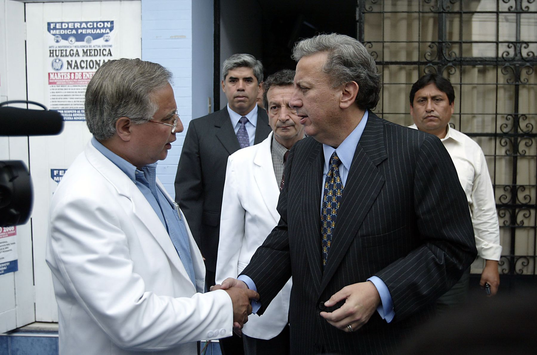 El Ministro de Salud, Hernán Garrido Lecca , junto al presidente de la federación médica del Perú, Julio Vargas. Foto: ANDINA / Alberto Orbegoso
