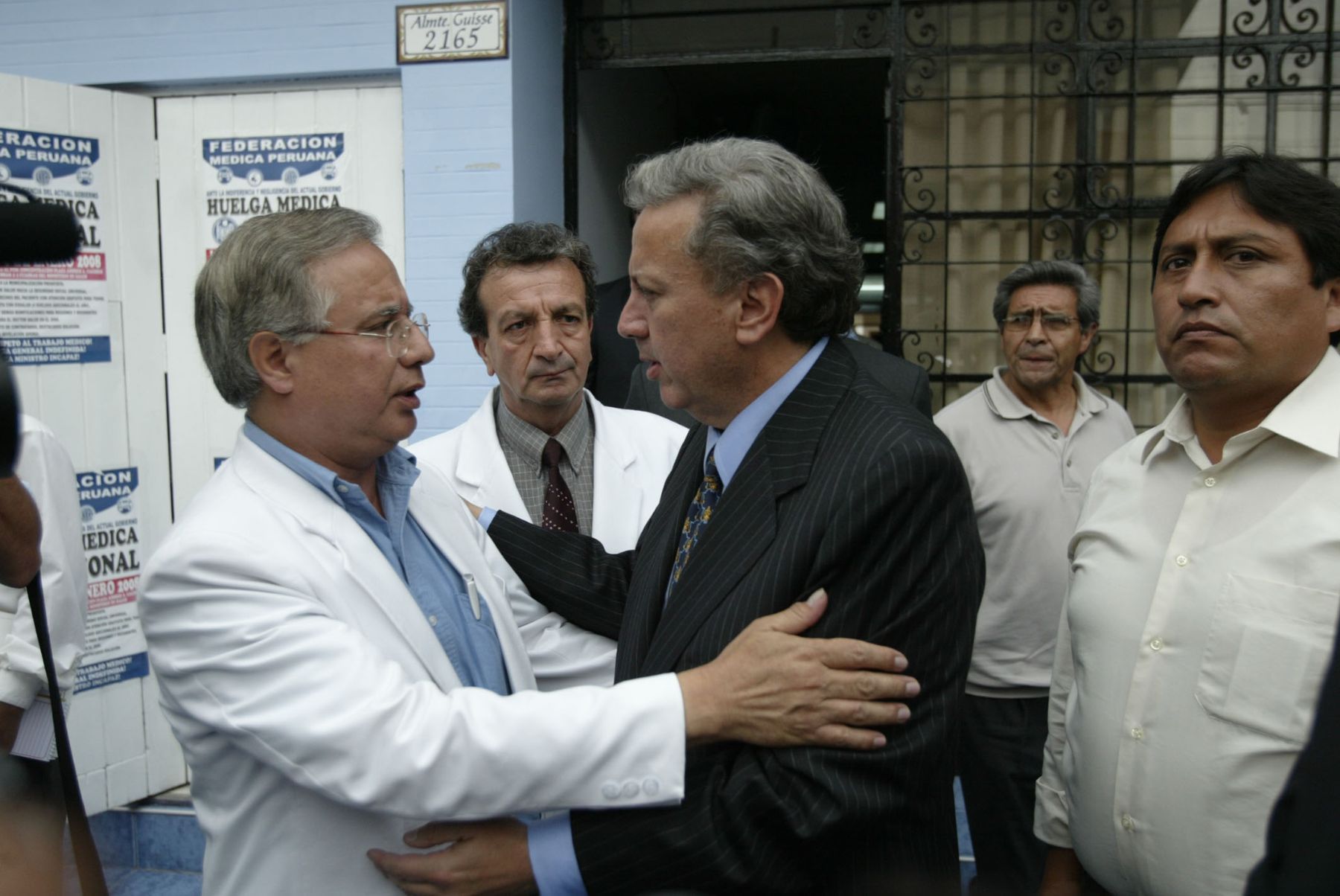 El Ministro de Salud, Hernán Garrido Lecca , junto al presidente de la federación médica del Perú, Julio Vargas. Foto: ANDINA / Alberto Orbegoso
