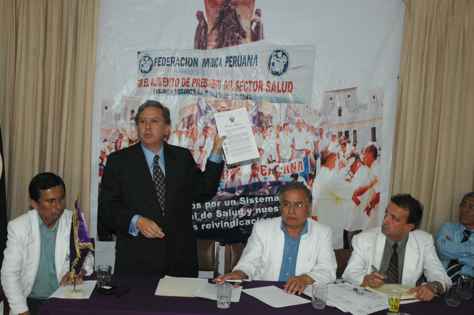 El Ministro de Salud, Hernán Garrido Lecca , se reunió con representantes  de la federación médica del Perú, Julio Vargas. Foto: ANDINA / Alberto Orbegoso