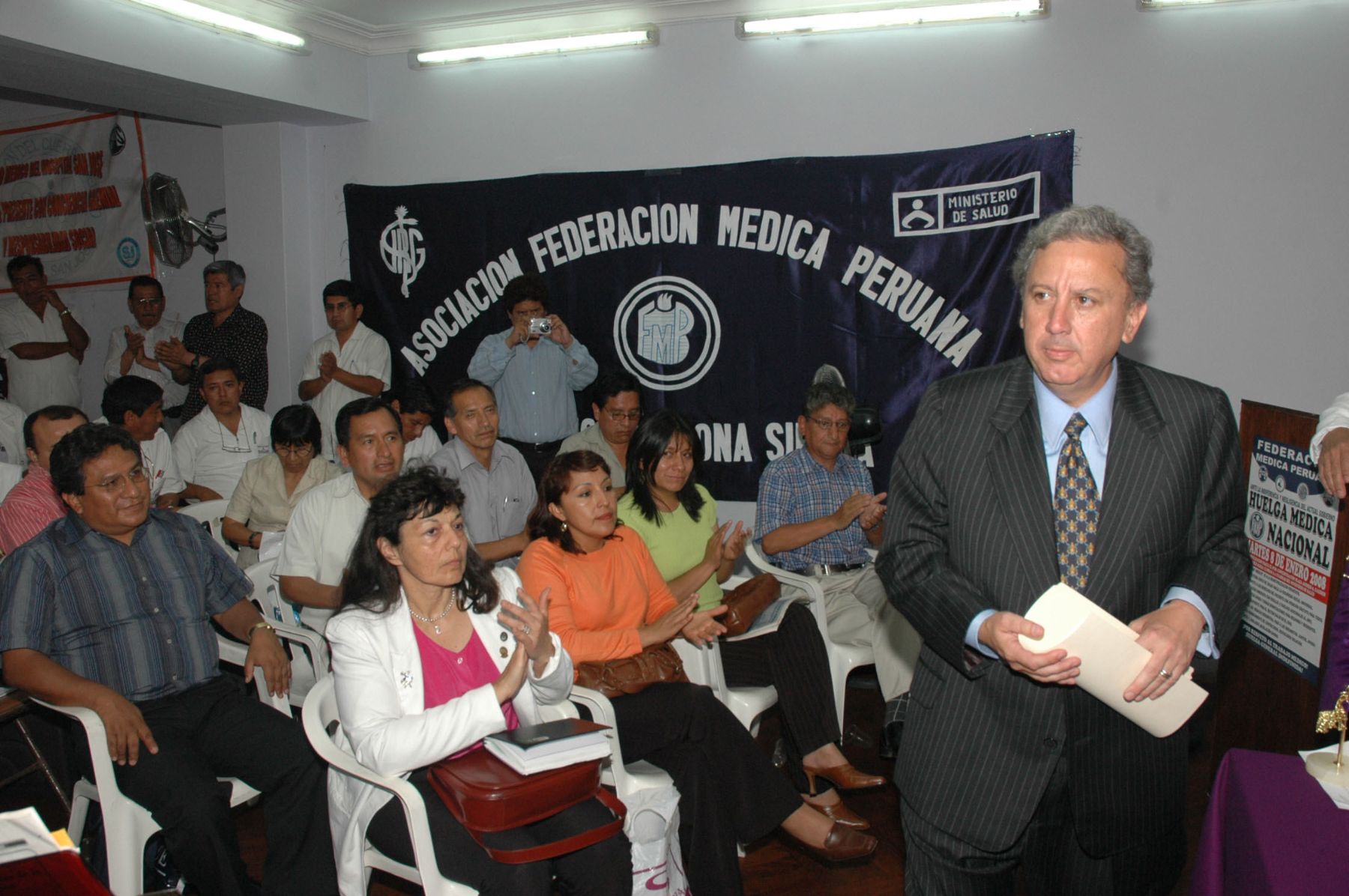 El Ministro de Salud, Hernán Garrido Lecca , se reunió con representantes de la federación médica del Perú, Julio Vargas. Foto: ANDINA /Minsa/Guillermo Venegas