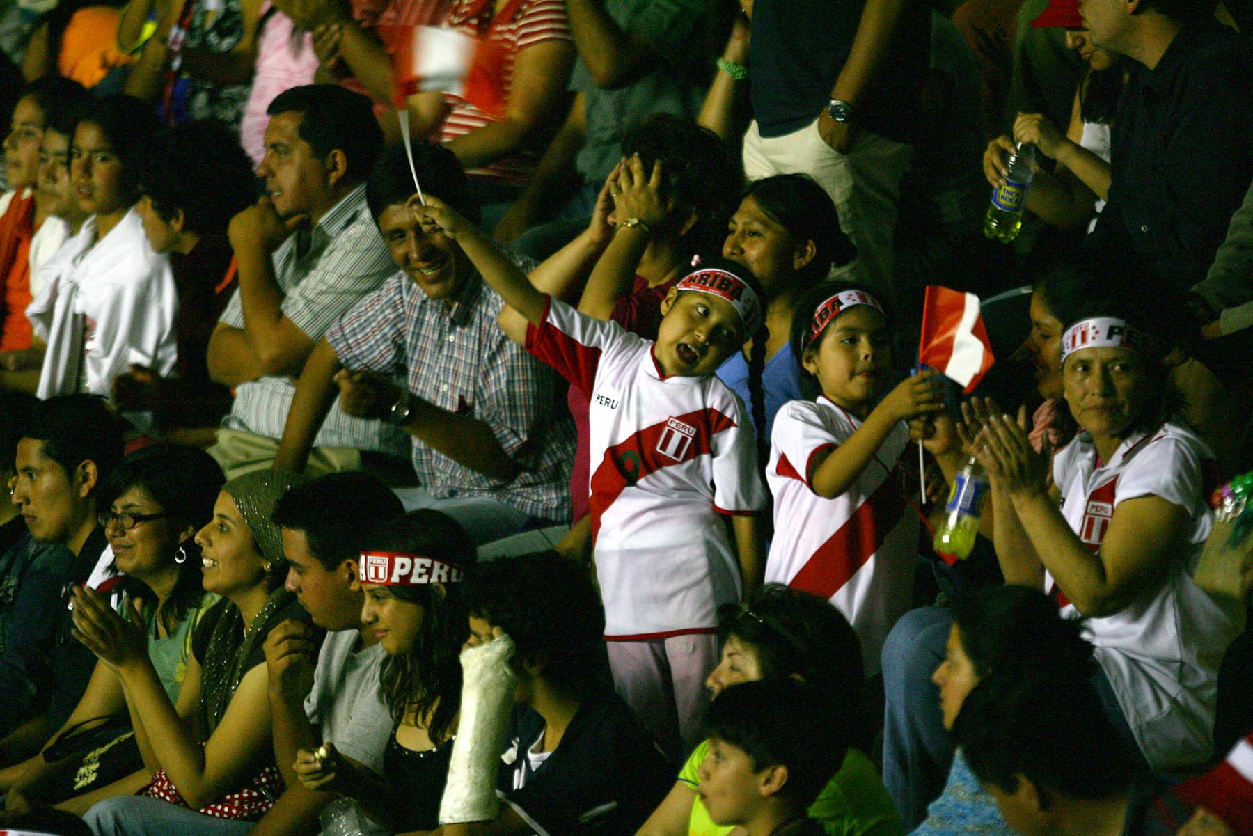 Pequeños hinchas peruanos observan en partido entre la selecciòn de Perù y Venezuela. Foto: ANDINA/Piero Vargas