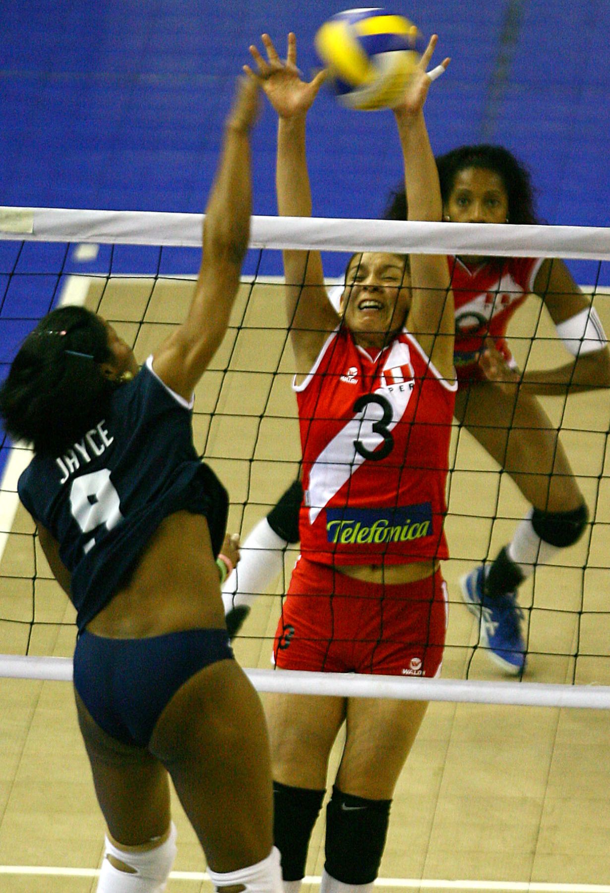 Partido entre la seleciòn de voley de Perù y Venezuela. Foto. ANDINA. Piero Vargas