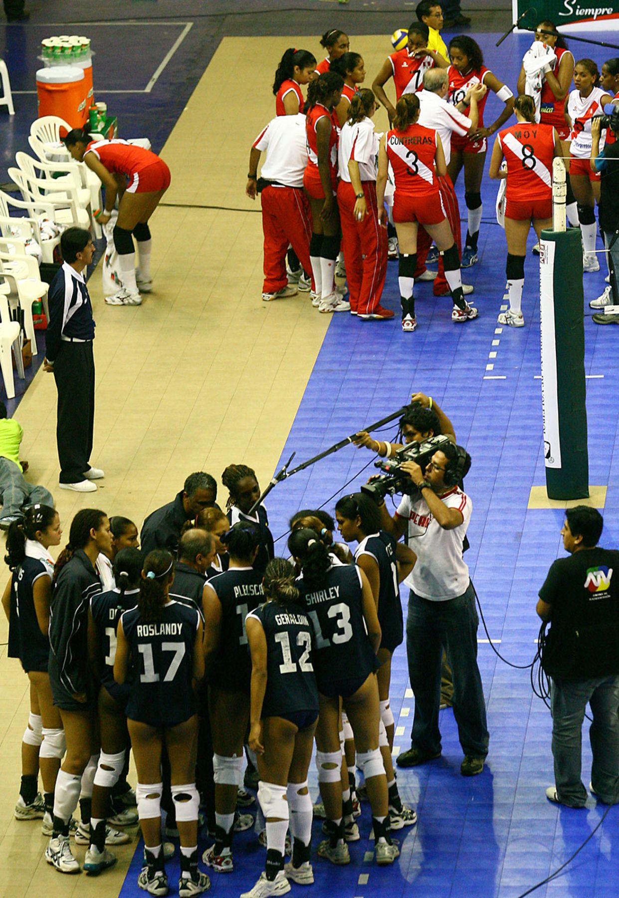Partido de voley clasificatorio para las olimpiadas Beijing 2008  entre la selecciòn de  Peru y Venezuela en el Coliseo Dibos en Lima . Foto:ANDINA/ Piero Vargas
