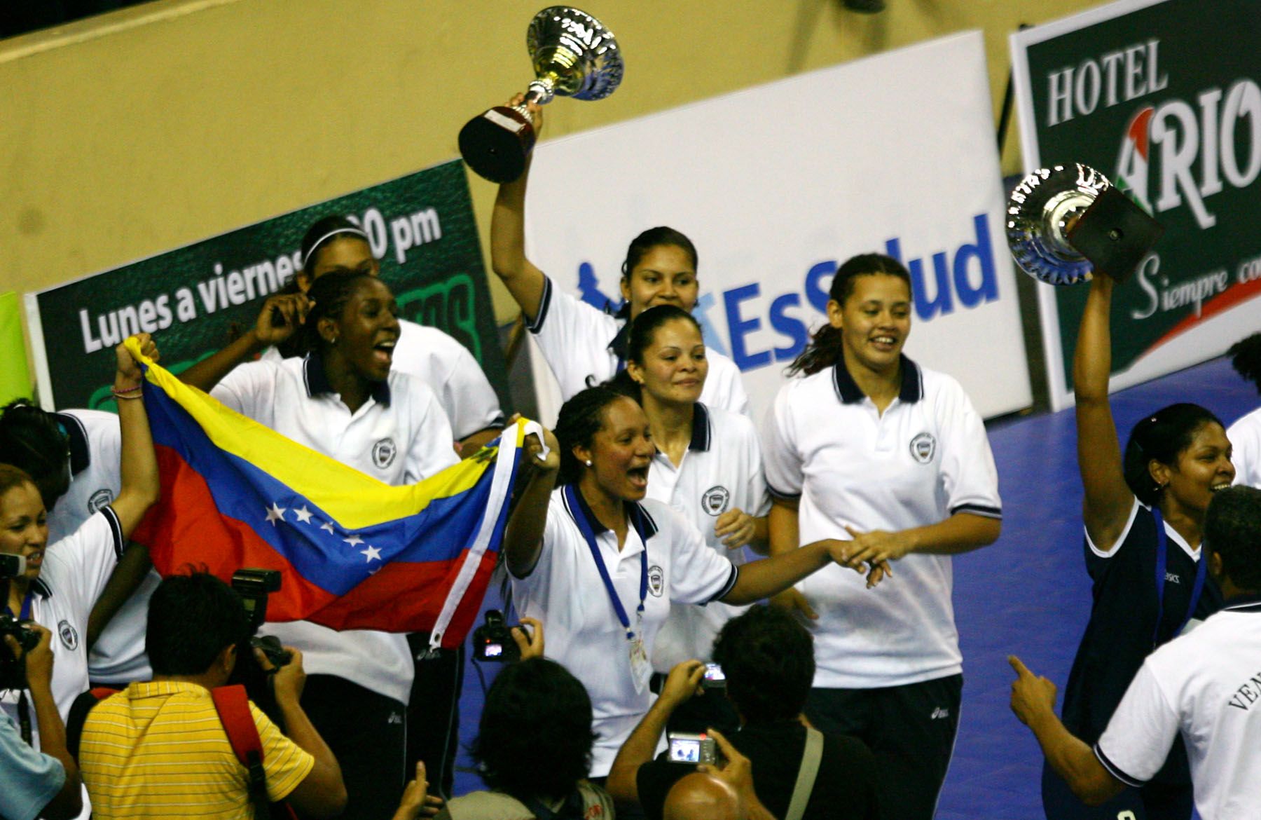 La Selecciòn de Venezuela festeja su triunfo al fin del partido contra el seleccionado de Peru. Foto. ANDINA / Piero Vargas
