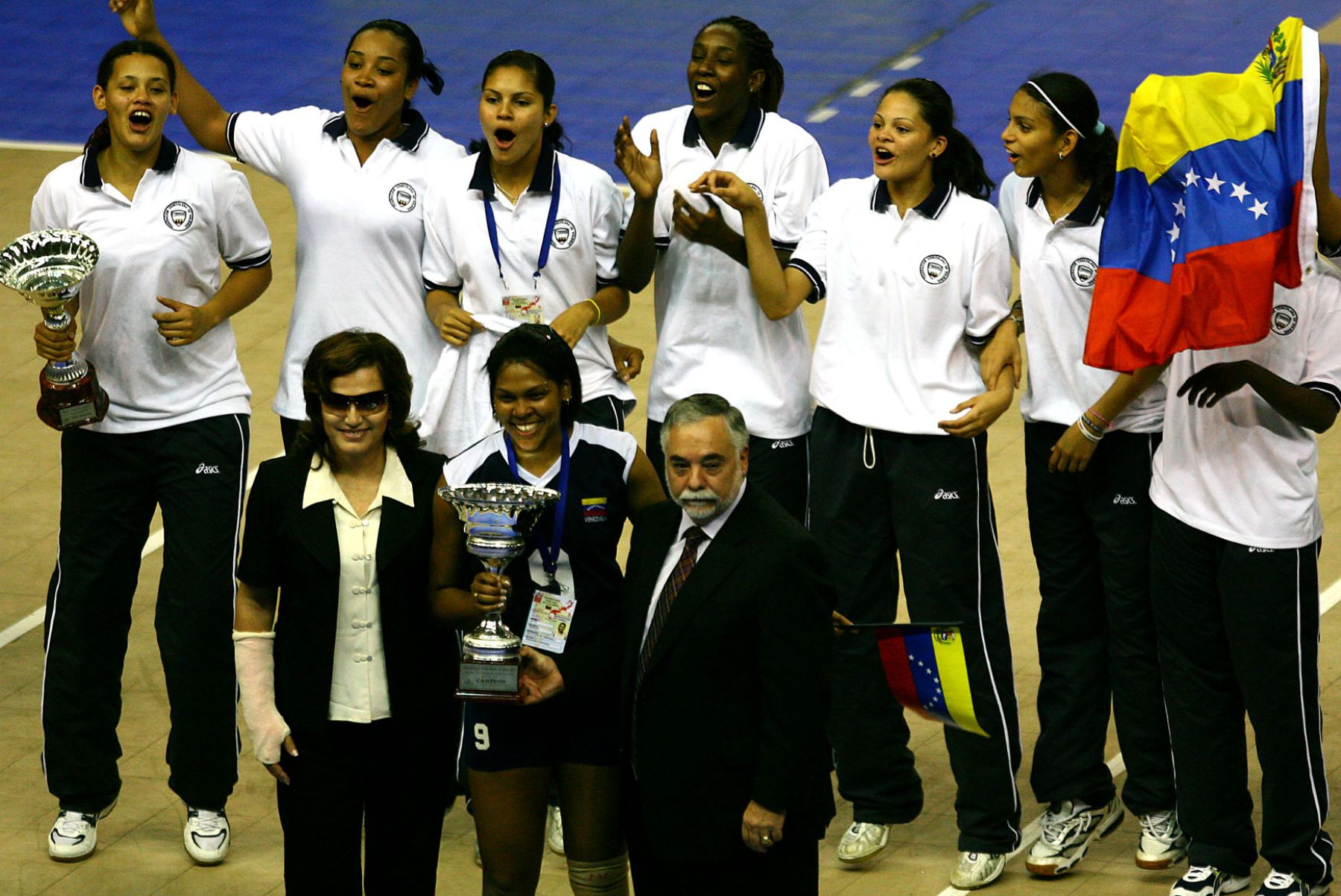 La Ministra de la Mujer, Susana Pinilla, posa junto al equipo  de voley de Venezuela, quién gano 3-2  al seleccionado peruano en Lima. Foto: ANDINA/ Piero vargas