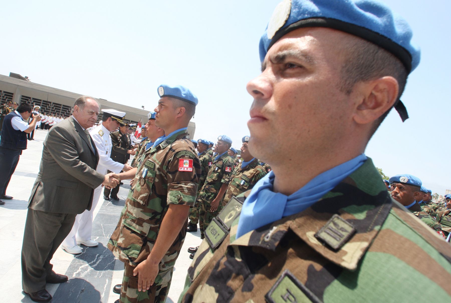 El Ministro de Defensa, Antero Flores-Aráoz, da la bienvenida al VI contingente de cascos azules peruanos procedentes de Haití. Foto:ANDINA/Carlos Lezama