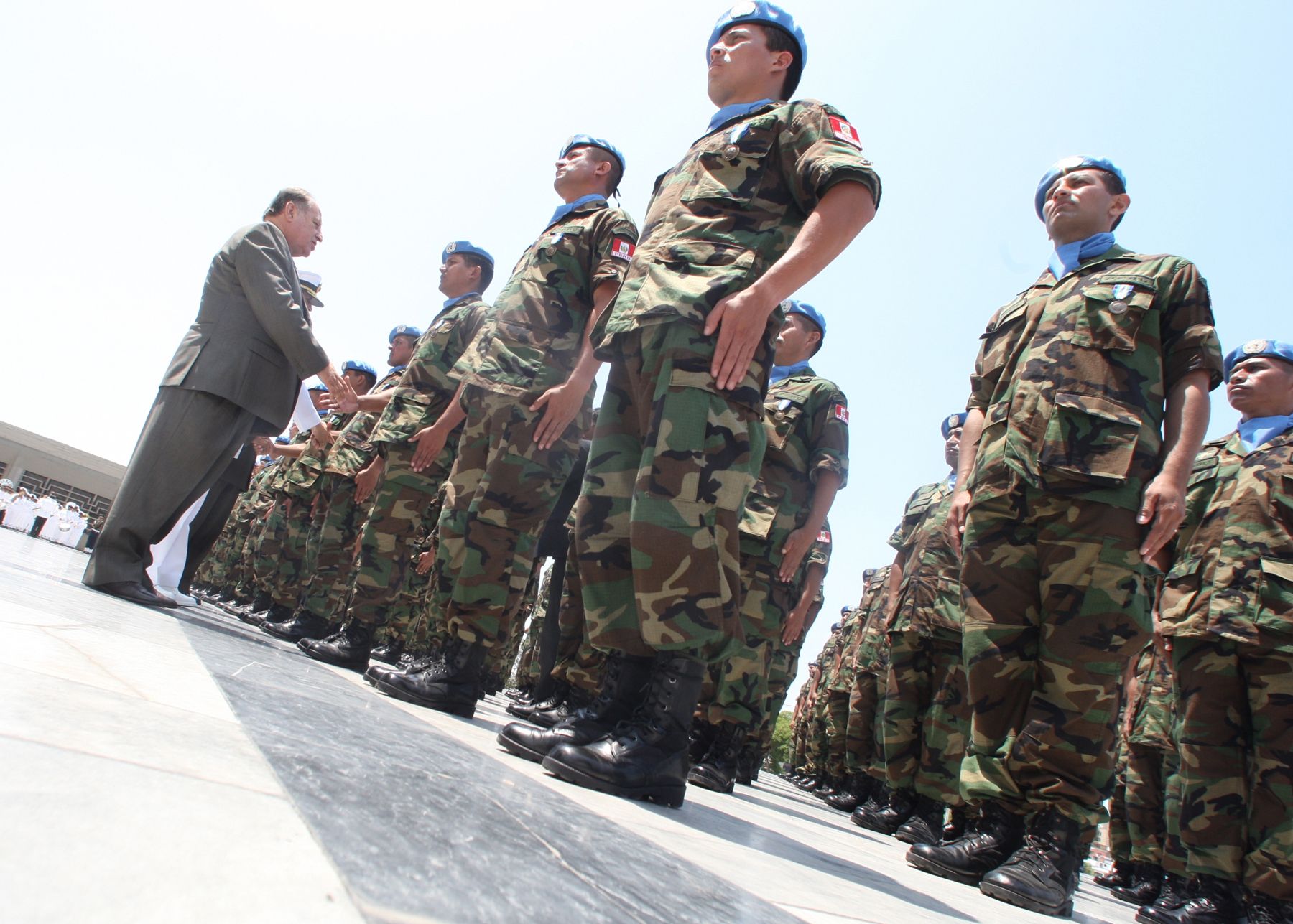 El Ministro de Defensa, Antero Flores-Aráoz, da la bienvenida al VI contingente de cascos azules peruanos procedentes de Haití. Foto:ANDINA/Carlos Lezama