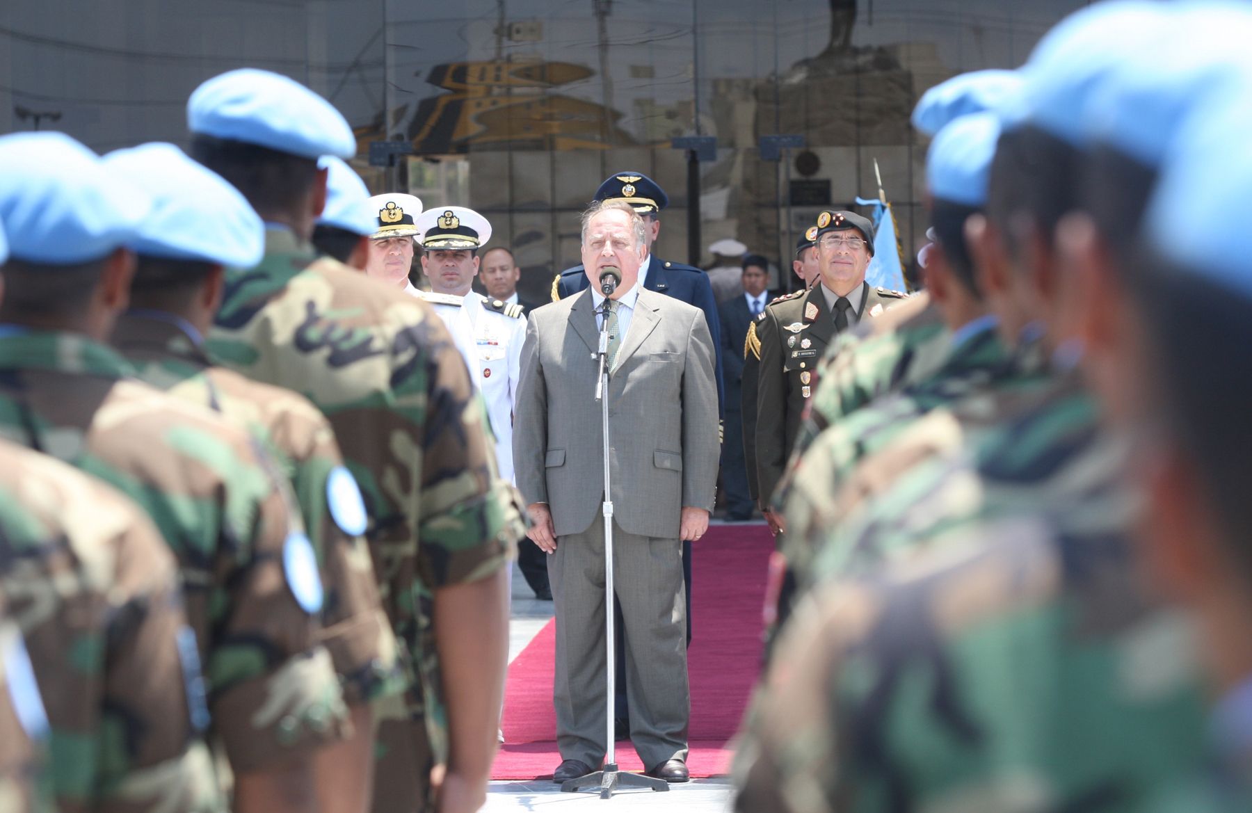 El Ministro de Defensa, Antero Flores-Aráoz, da la bienvenida al VI contingente de cascos azules peruanos procedentes de Haití. Foto:ANDINA/Carlos Lezama