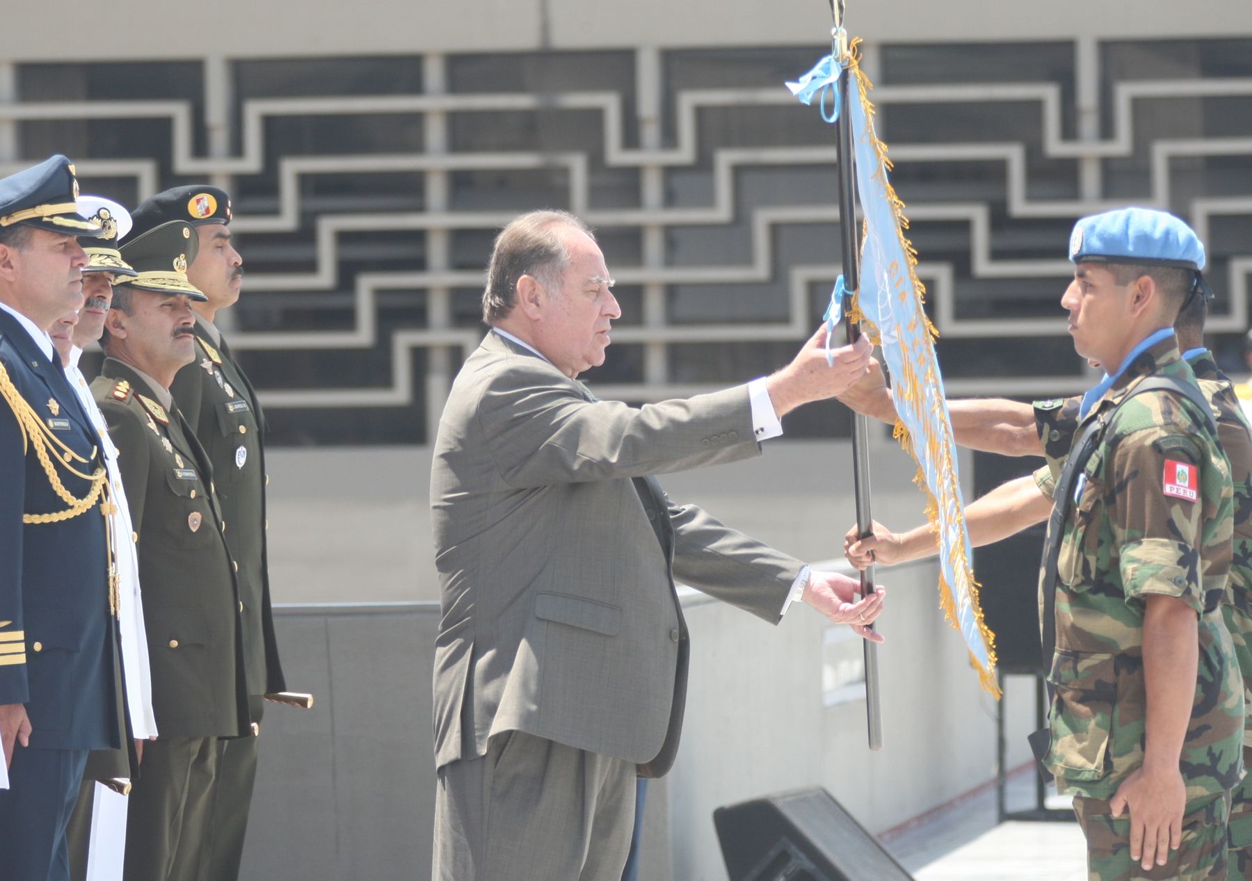 El Ministro de Defensa, Antero Flores-Aráoz, da la bienvenida al VI contingente de cascos azules peruanos procedentes de Haití. Foto:ANDINA/Carlos Lezama