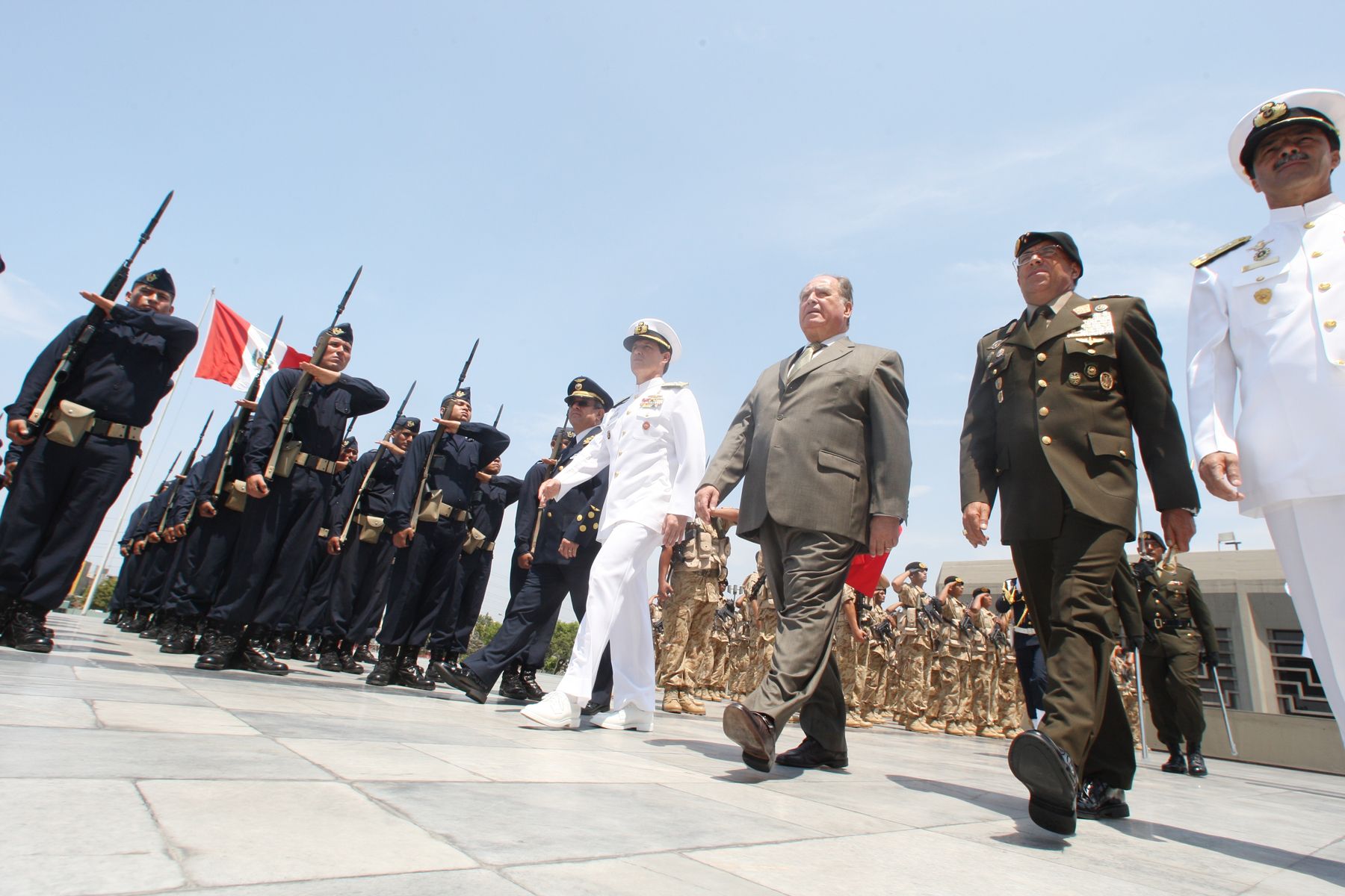 El Ministro de Defensa, Antero Flores-Aráoz, da la bienvenida al VI Contingente de Cascos Azules peruanos procedentes de Haití. Foto:ANDINA/Carlos Lezama