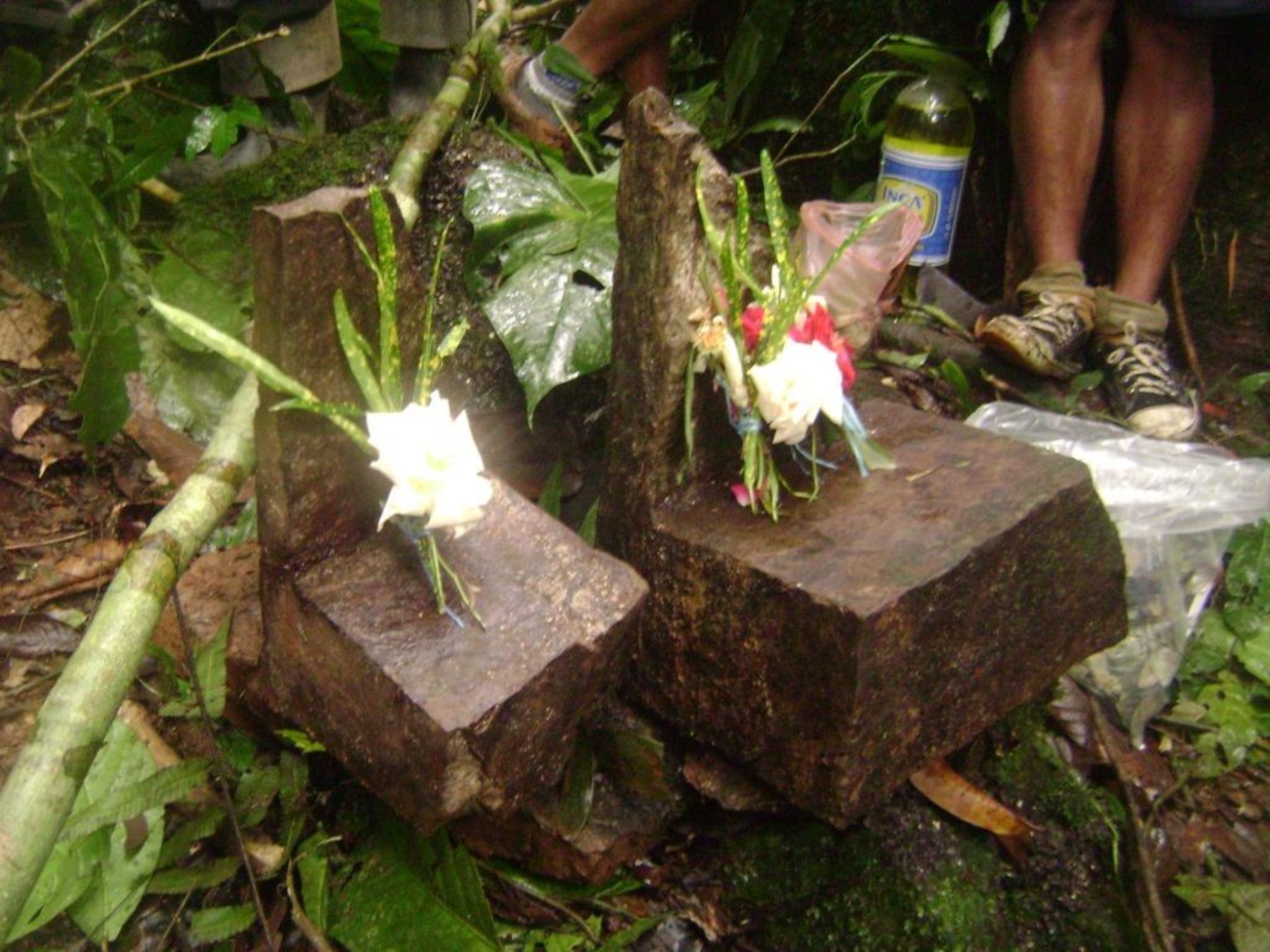 Asientos de piedra en fortaleza de Kimbiri.