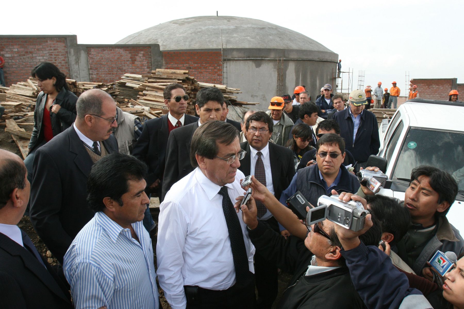 Primer Ministro, Jorge del Castillo , declara a la prensa  en el distrito de  Alto Selva Alegre en Arequipa. Foto: ANDINA/Norman Córdova