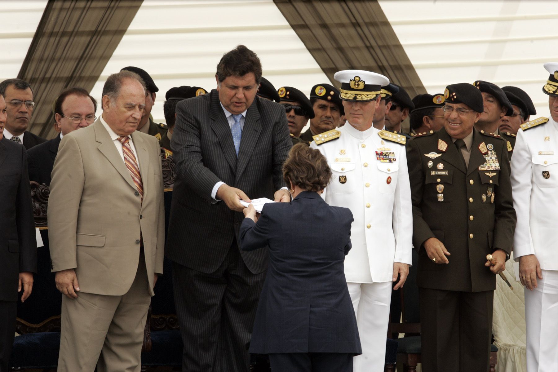 Presidente Alan García encabeza la Ceremonia Homenaje Defensores de Lima en compañia del Ministro de Defensa, Àntero Flóres Aráoz y otras autoridades.Foto ANDINA: Juan Carlos Guzmàn Negrini.