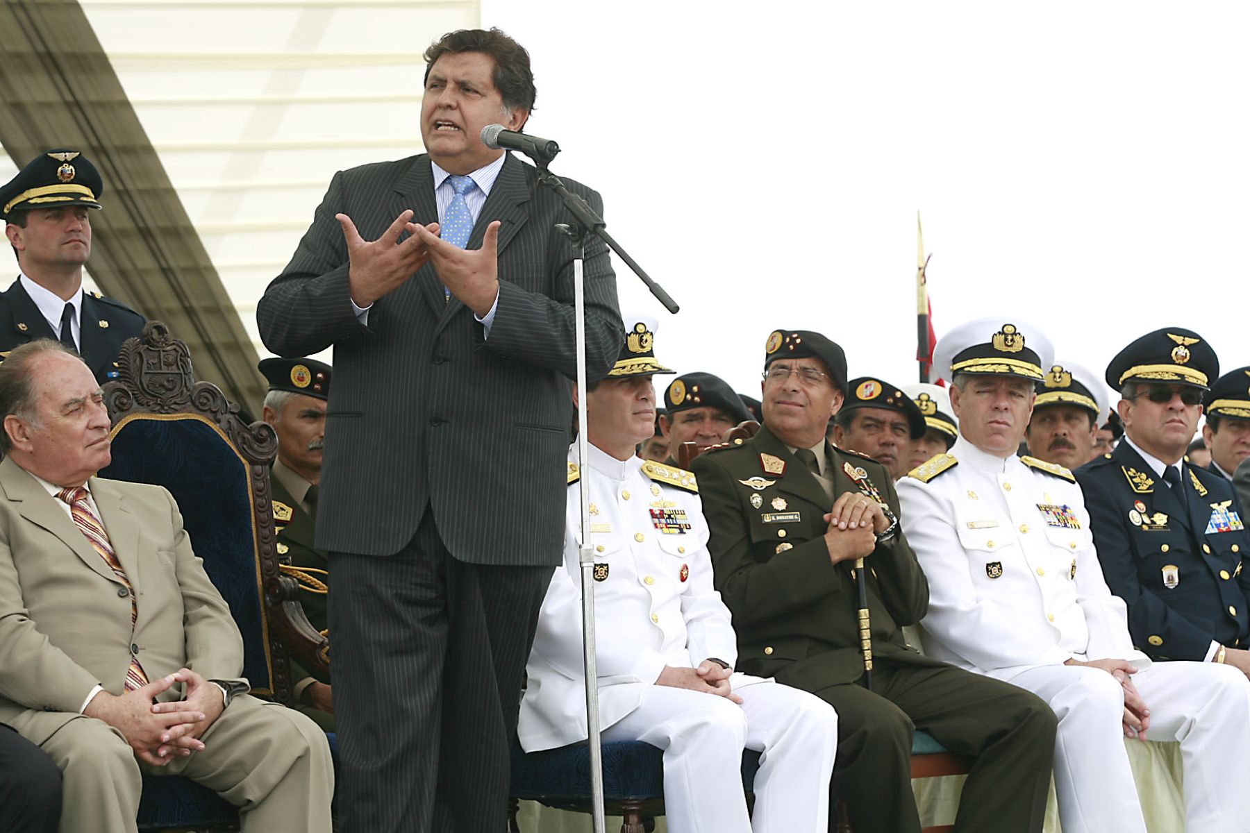 Presidente de la República, Alan Garcìa, encabeza ceremonia en homenaje a los Defensores de Lima en el Morro Solar. Foto: ANDINA/Sepres/Oscar Farje