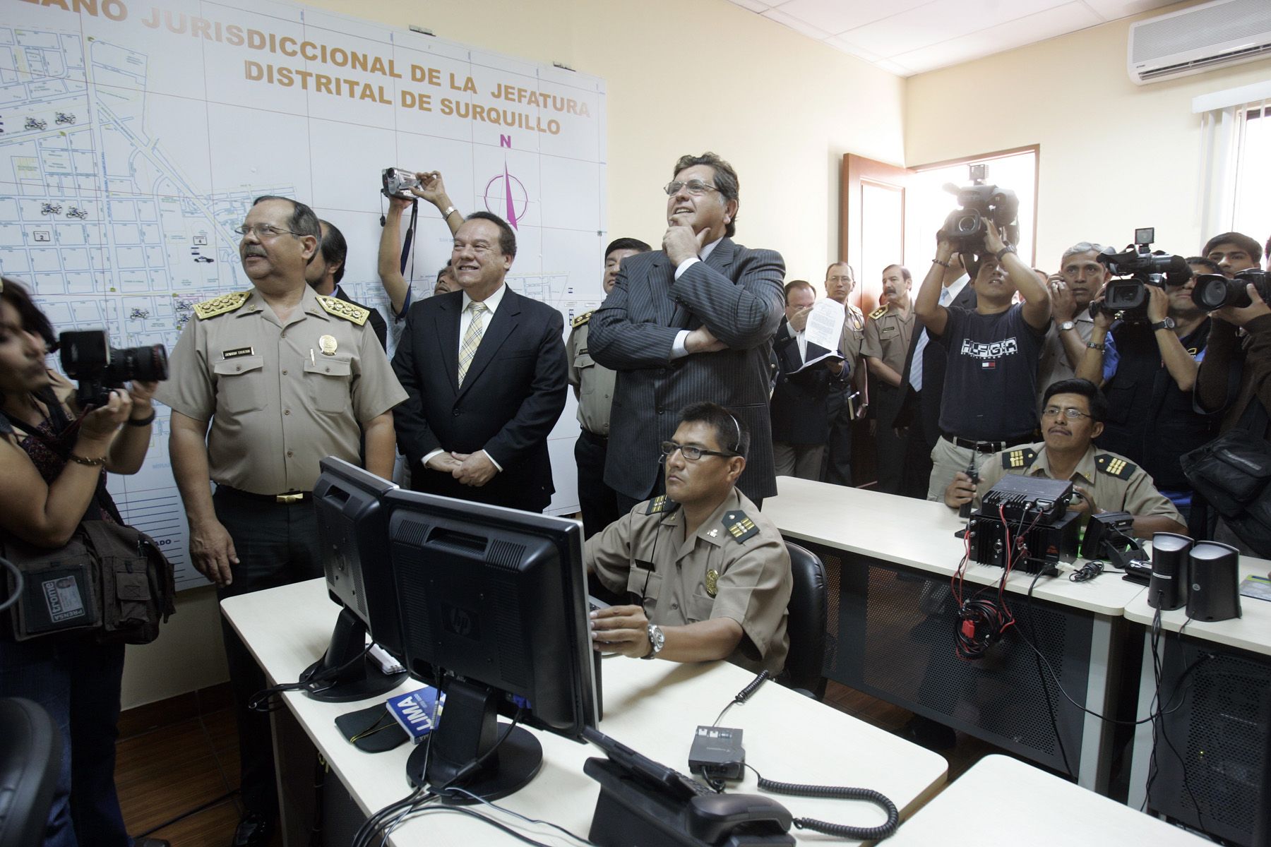 Presidente Alan García en inauguración del Sistema Digital para Seguridad Ciudadana en la Comisaría de Surquillo. Foto: ANDINA/ Juan Carlos Guzmàn Negrini.