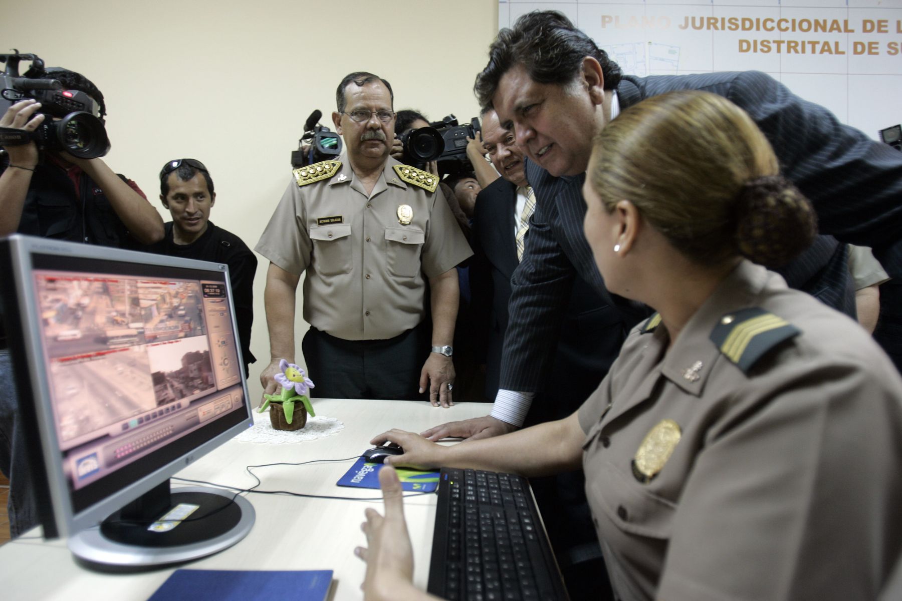 Presidente Alan García en inauguración del Sistema Digital para Seguridad Ciudadana en la Comisaría de Surquillo. Foto: ANDINA/ Juan Carlos Guzmàn Negrini.