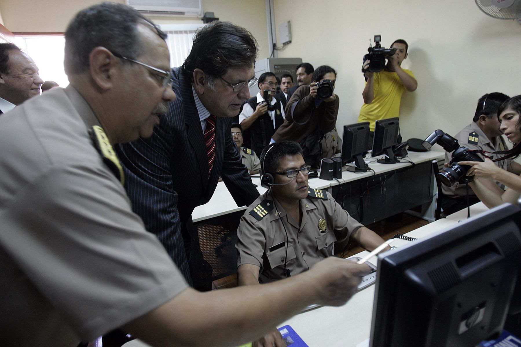 Presidente Alan García en inauguración de Sistema Digital para Seguridad Ciudadana en la Comisaría de Surquillo. Foto: ANDINA/ Juan Carlos Guzmàn Negrini.