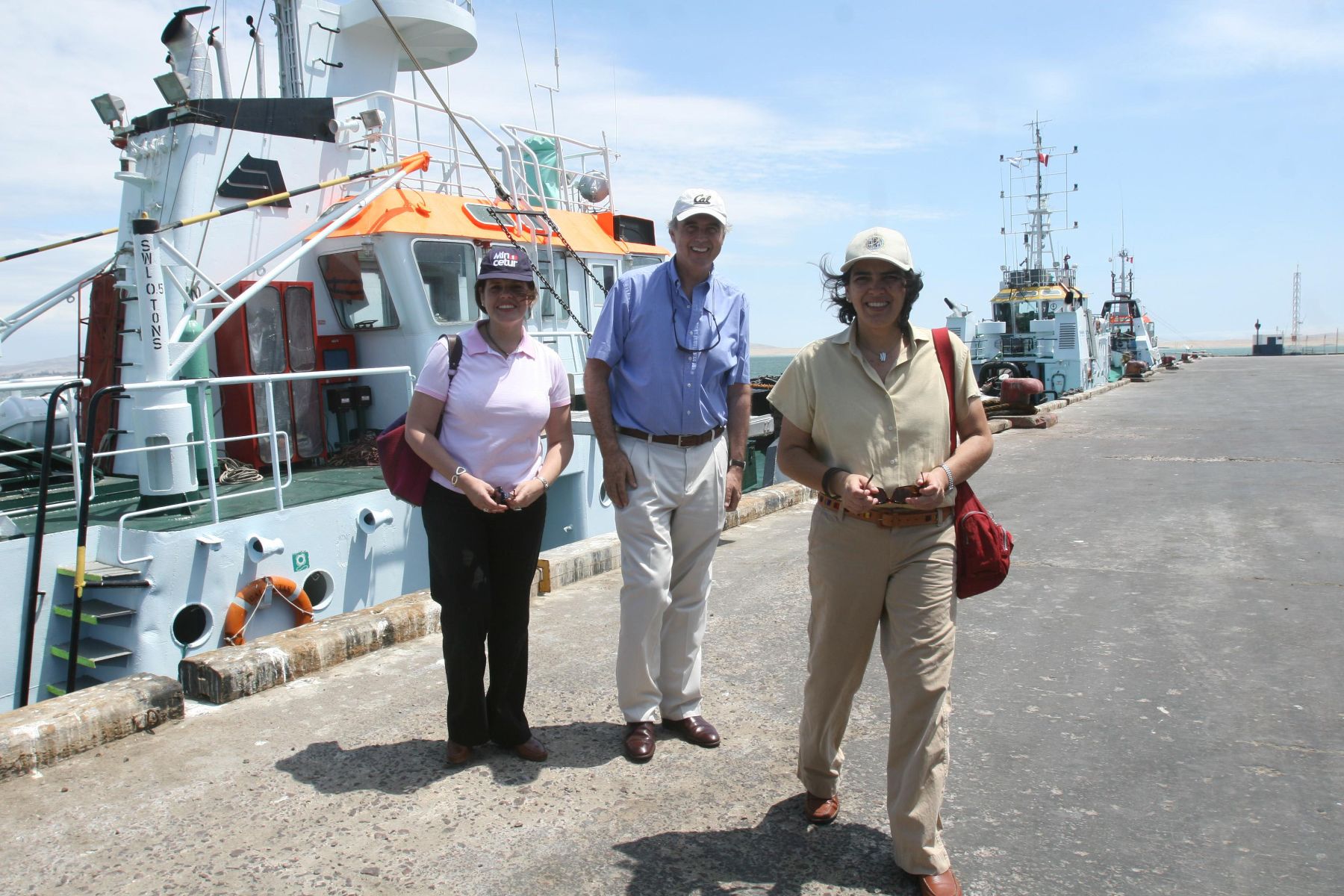Titulares del Mincetur, Agricultura y Transportes en el puerto  de Pisco. Foto: ANDINA / Vidal Tarqui