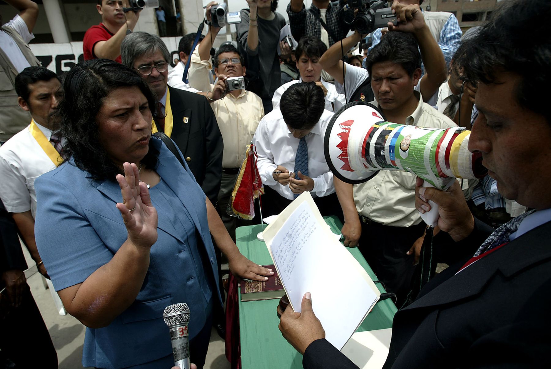 Juramentación de la nueva alcaldesa de Santa Anita, Leonor Chumbimune, en los exteriores de la Municipalidad del distrito. Foto: ANDINA / Alberto Orbegoso