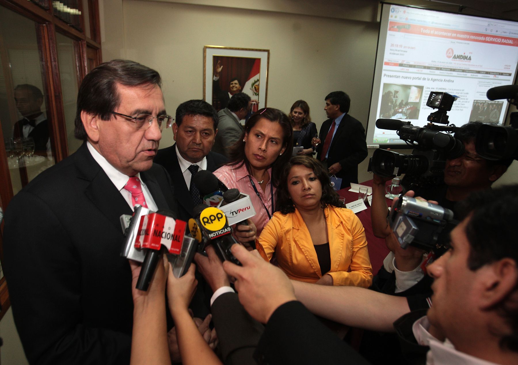 Jorge del Castillo ,presidente del Consejo de Ministros en la presentacion del nuevo portal de la agencia Andina. Foto: ANDINA/Jack Ramón