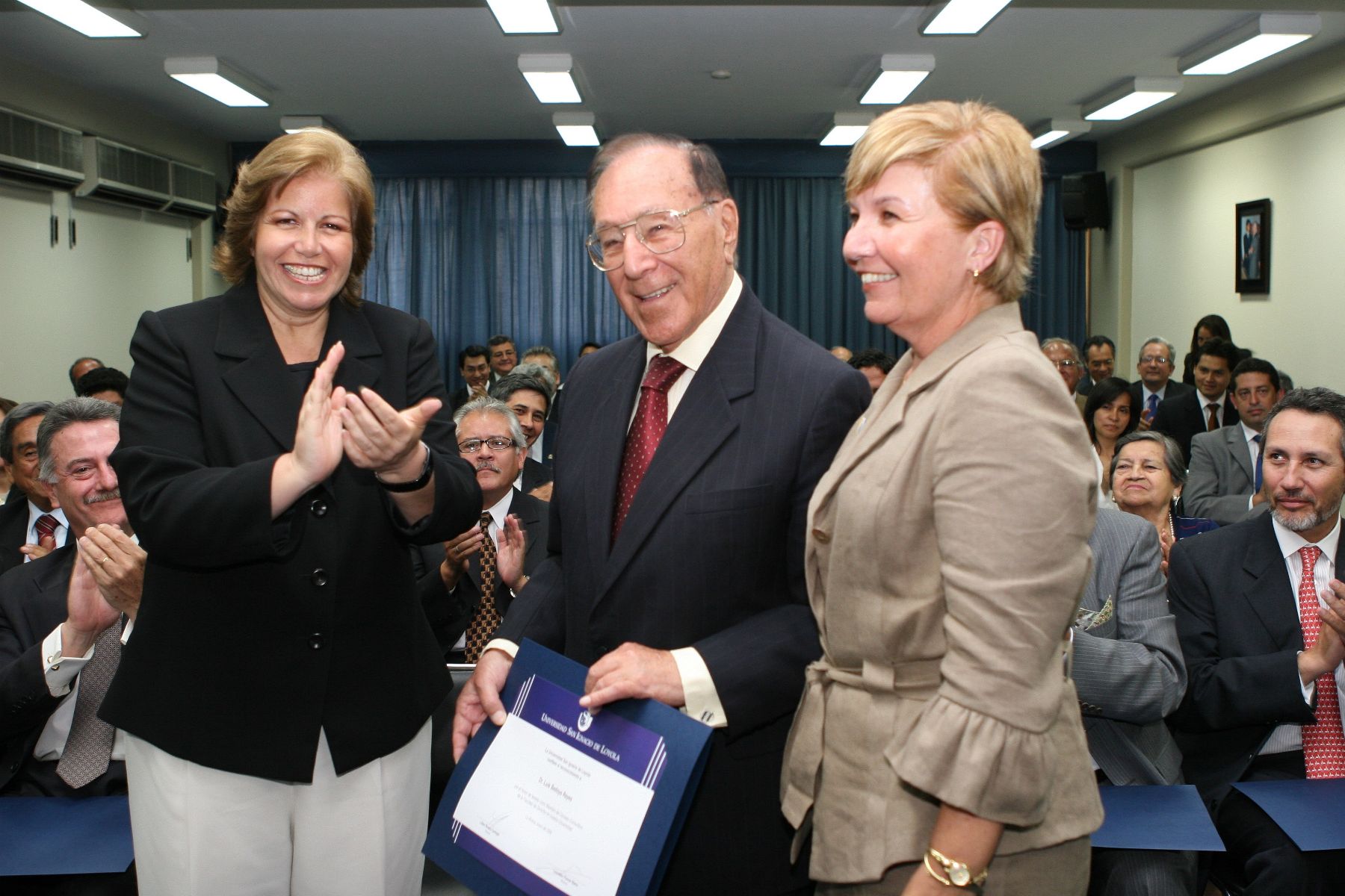 Lourdes Flores Nano entrega  diploma a Luis Bedoya Reyes, como integrante del Consejo Consultivo  de la Universidad San Ignacio de Loyola. Foto:ANDINA/Norman Córdova