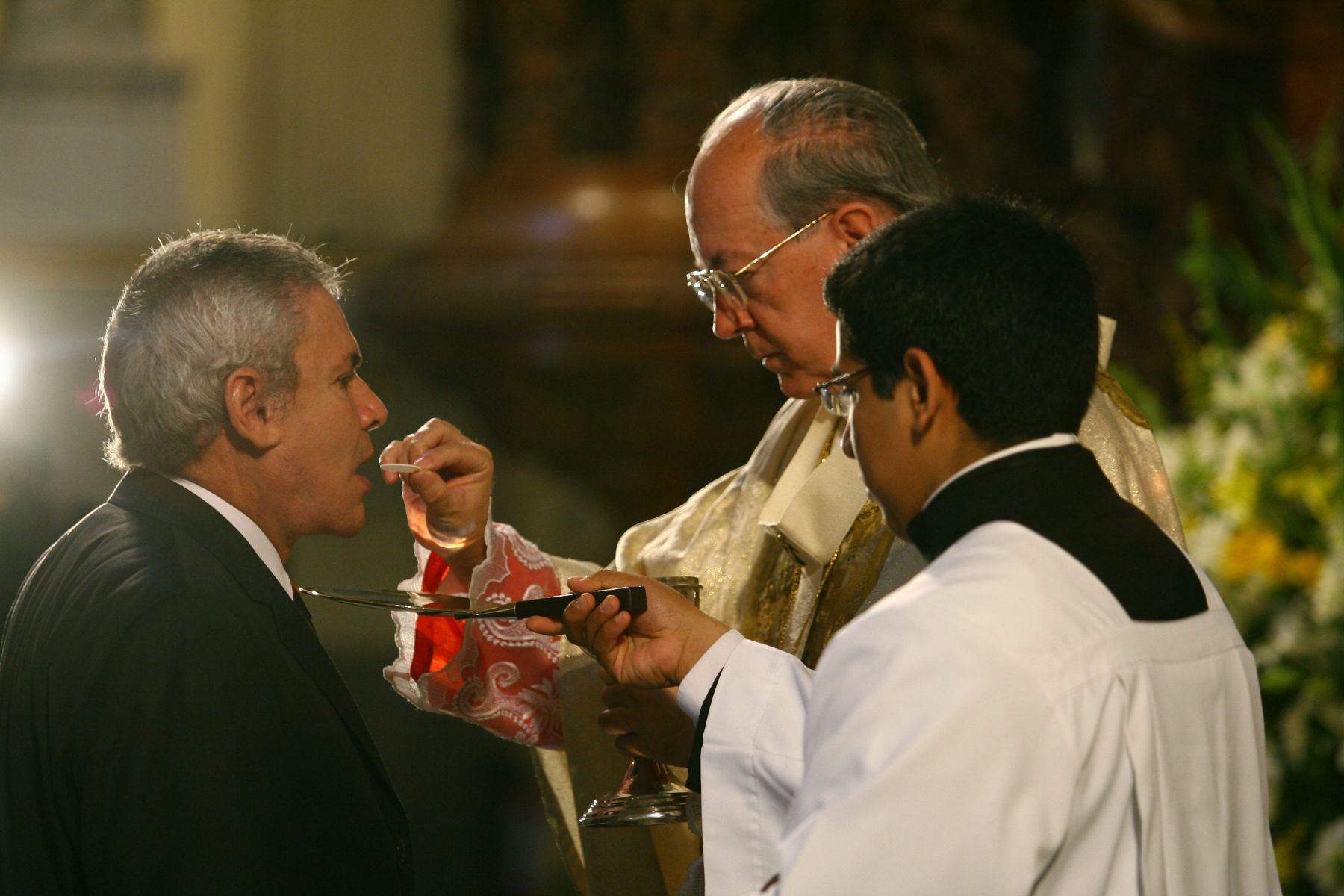 El alcalde de Lima, Luis Castañeda participa de misa en la Catedral de Lima. Foto: ANDINA/ Piero Vargas