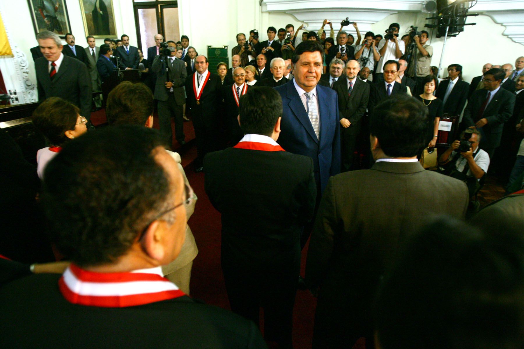 El presidente de la Repùblica, Alan Garcia, saluda a los invitados a su llegada a la ceremonia por el 473 aniversario de la fundación de la capital. Foto:ANDINA/Piero Vargas
