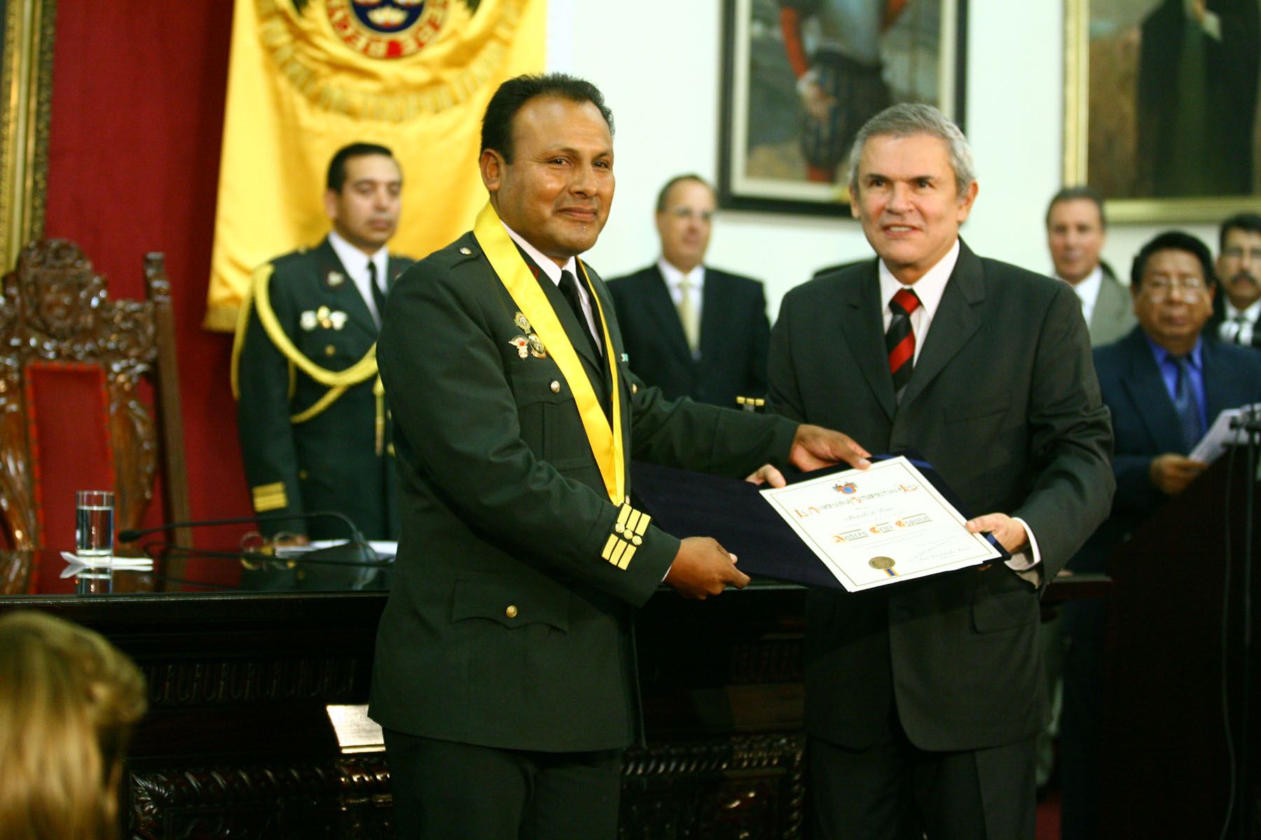 El alcalde de Lima, Luis Castañeda , condecoró con la Medalla de Lima  al policía Andres Cruz Espinal. Foto:ANDINA/Piero Vargas