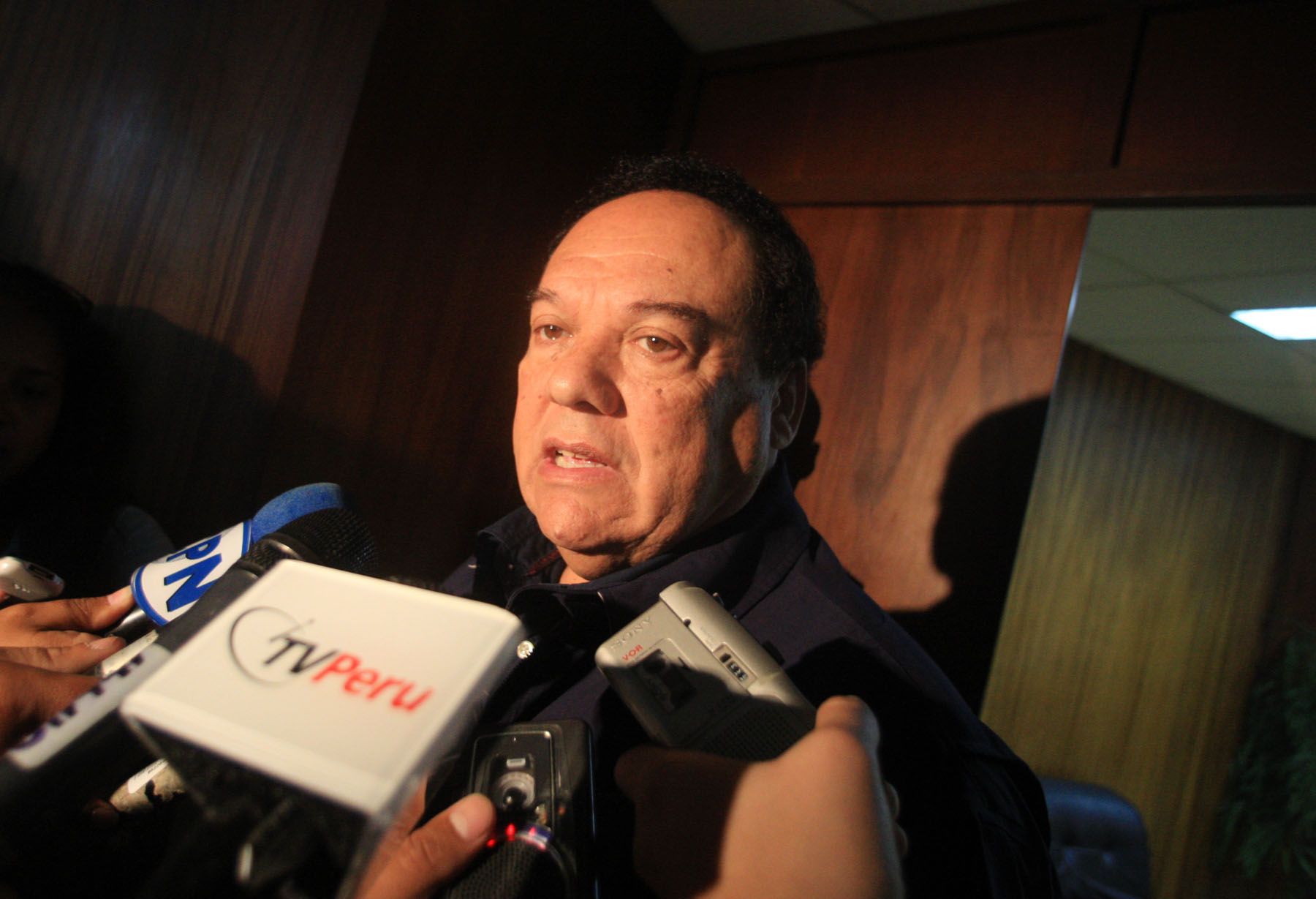 El Ministro del Interior, Luis Alva Castro, declara a la prensa luego de presidir la primera sesión del Concejo Nacional de Seguridad Ciudadana. Foto ANDINA/Carlos Lezama