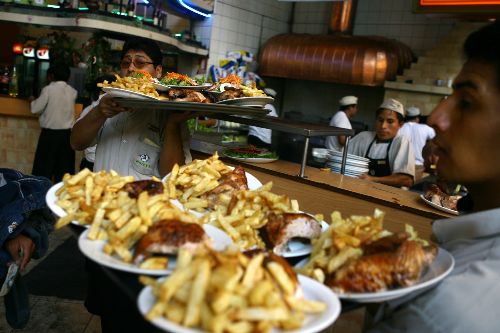 Peruanos prefieren el sabor tradicional de un pollo a la brasa por esta fecha especial. Foto: ANDINA/ Archivo