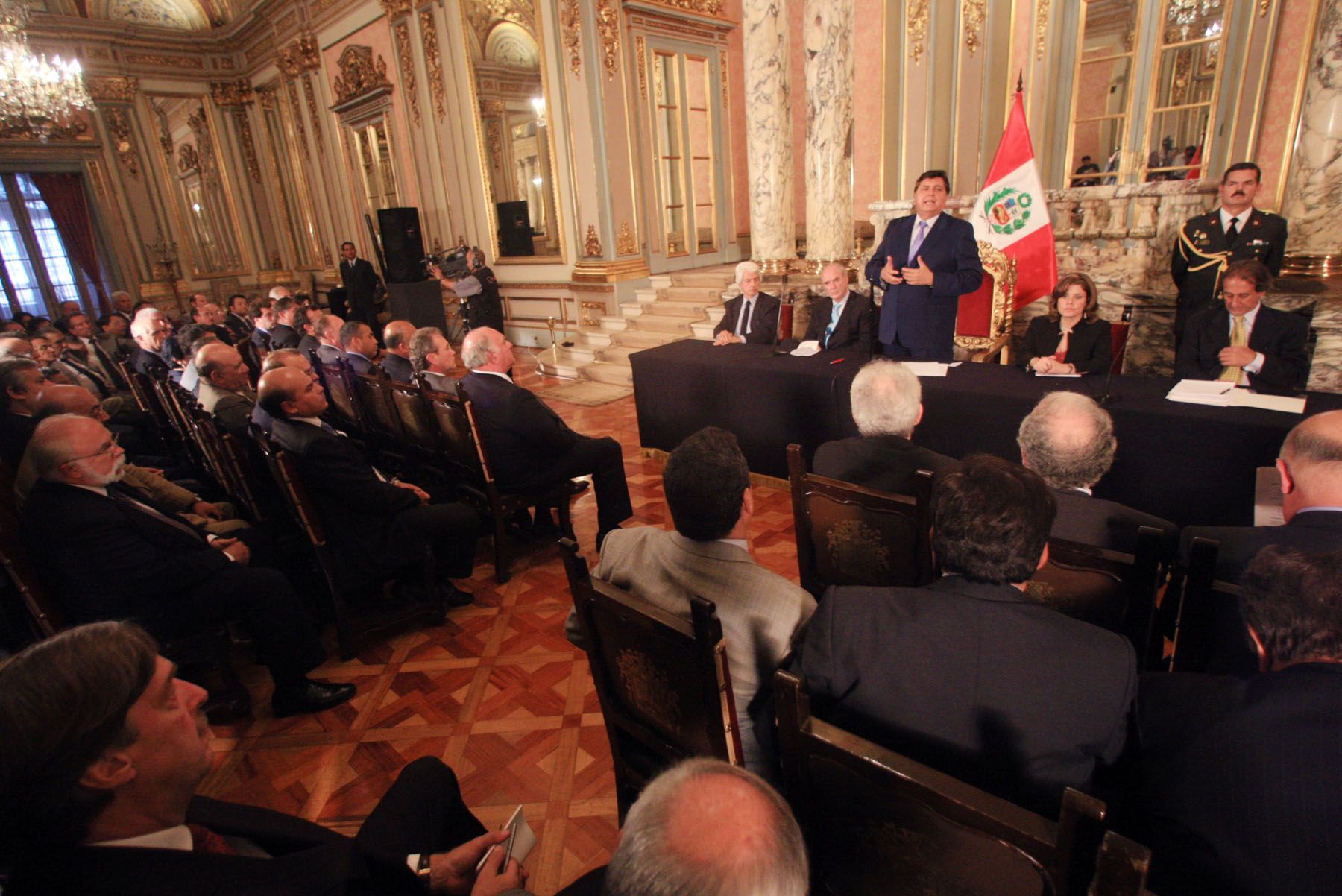 El presidente de la República , Alan García, presentó oficialmente  la V Cumbre de Jefes de Estado y de Gobierno de América Latina, el Caribe y la Unión Europea en el Salón Dorado de Palacio de Gobierno. Foto:ANDINA/Carlos Lezama