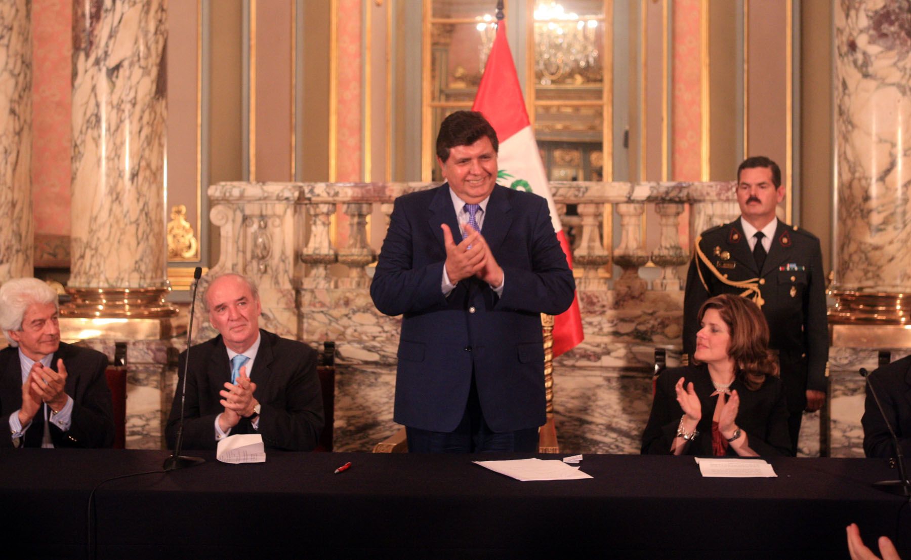 El presidente de la República , Alan García, presentó oficialmente  la V Cumbre de Jefes de Estado y de Gobierno de América Latina, el Caribe y la Unión Europea en el Salón Dorado de Palacio de Gobierno. Foto:ANDINA/Carlos Lezama