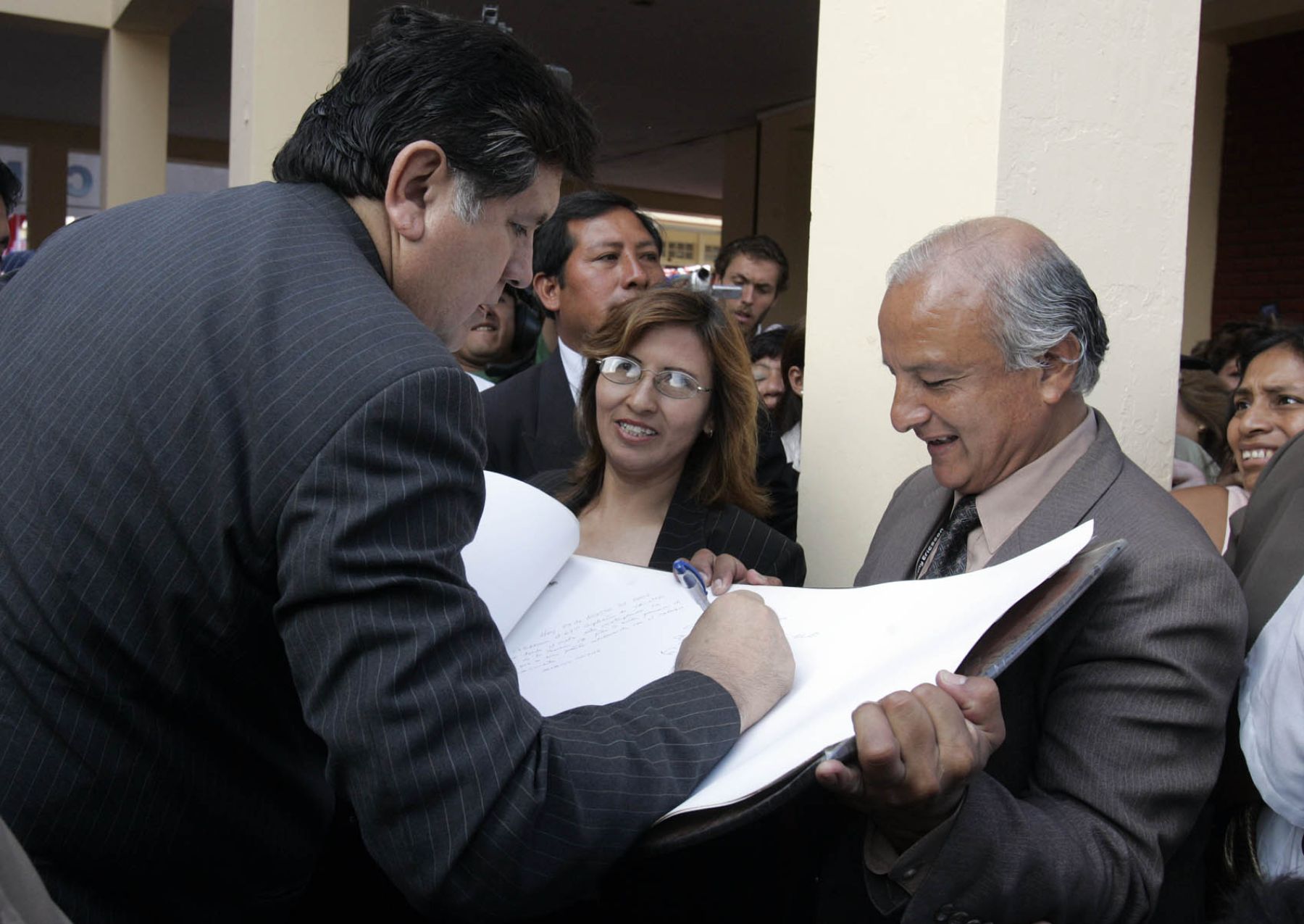 El Jefe de Estado, Alan García, Firma el libro de visitas del colegio Alfonso Ugarte. Foto:ANDINA/ Juan Carlos Guzmàn Negrini.