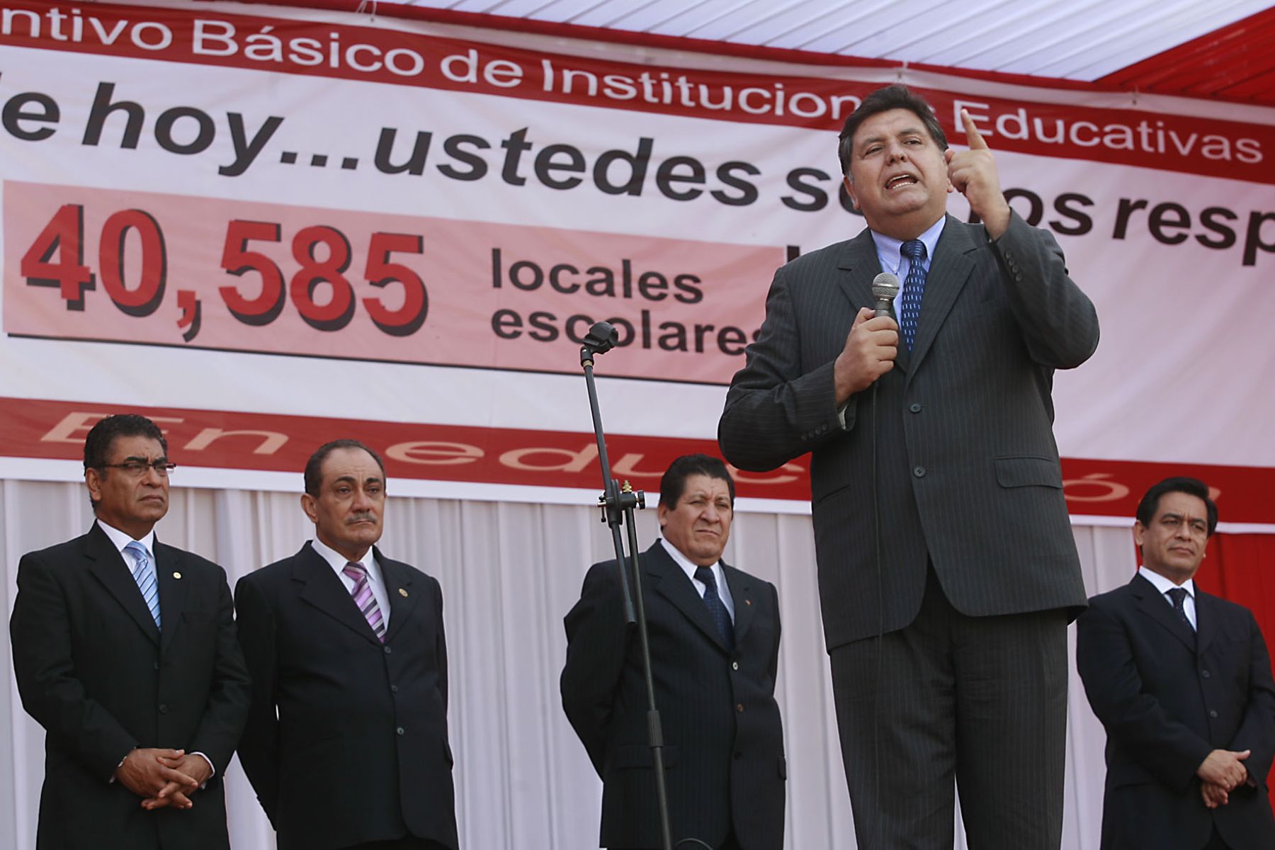 El Jefe de Estado, Alan García, lanza Programa de Mantenimiento Preventivo Básico de Locales de Instituciones Educativas Públicas en el colegio Alfonso Ugarte. Foto:ANDINA/SEPRES/Oscar Farje.