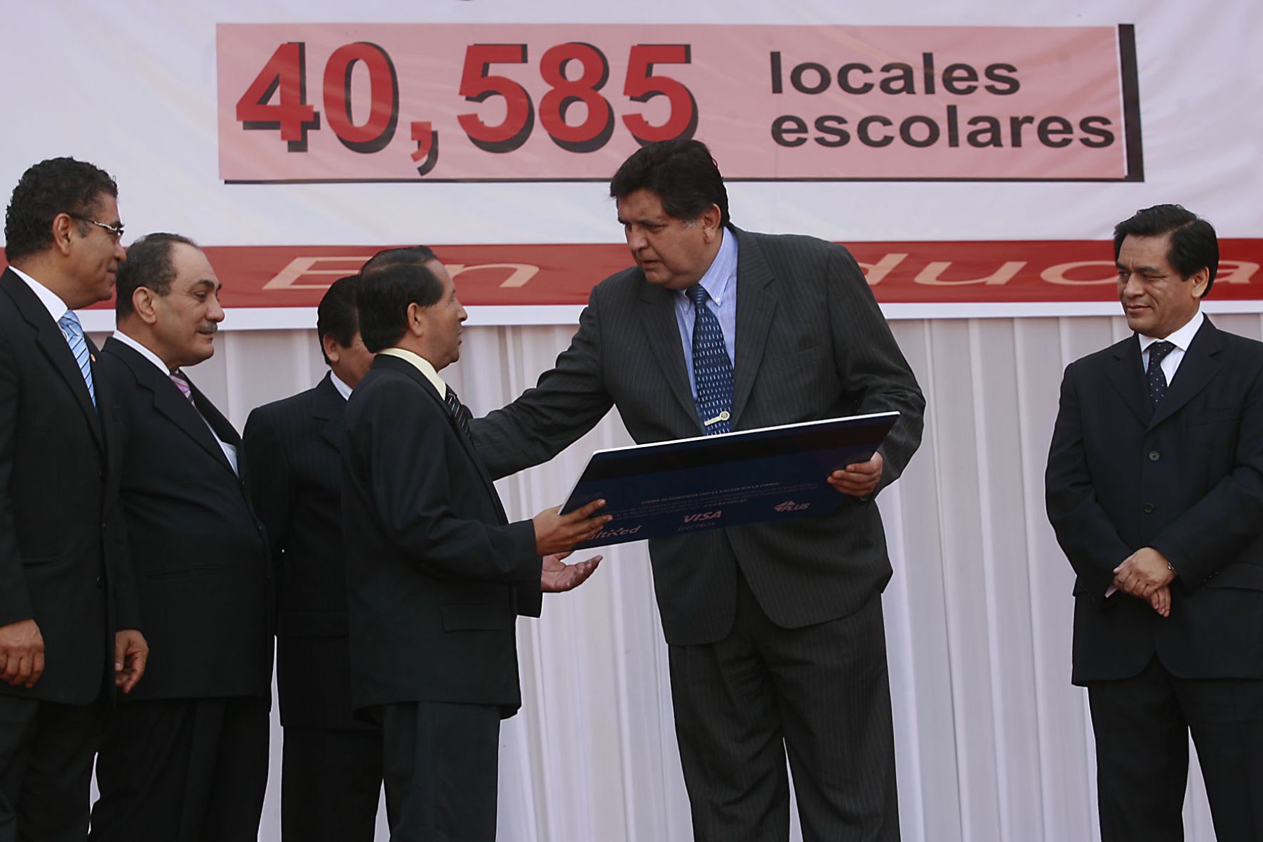 El Jefe de Estado, Alan García, lanza Programa de Mantenimiento Preventivo Básico de Locales de Instituciones Educativas Públicas en el colegio Alfonso Ugarte. Foto:ANDINA/SEPRES/Oscar Farje.