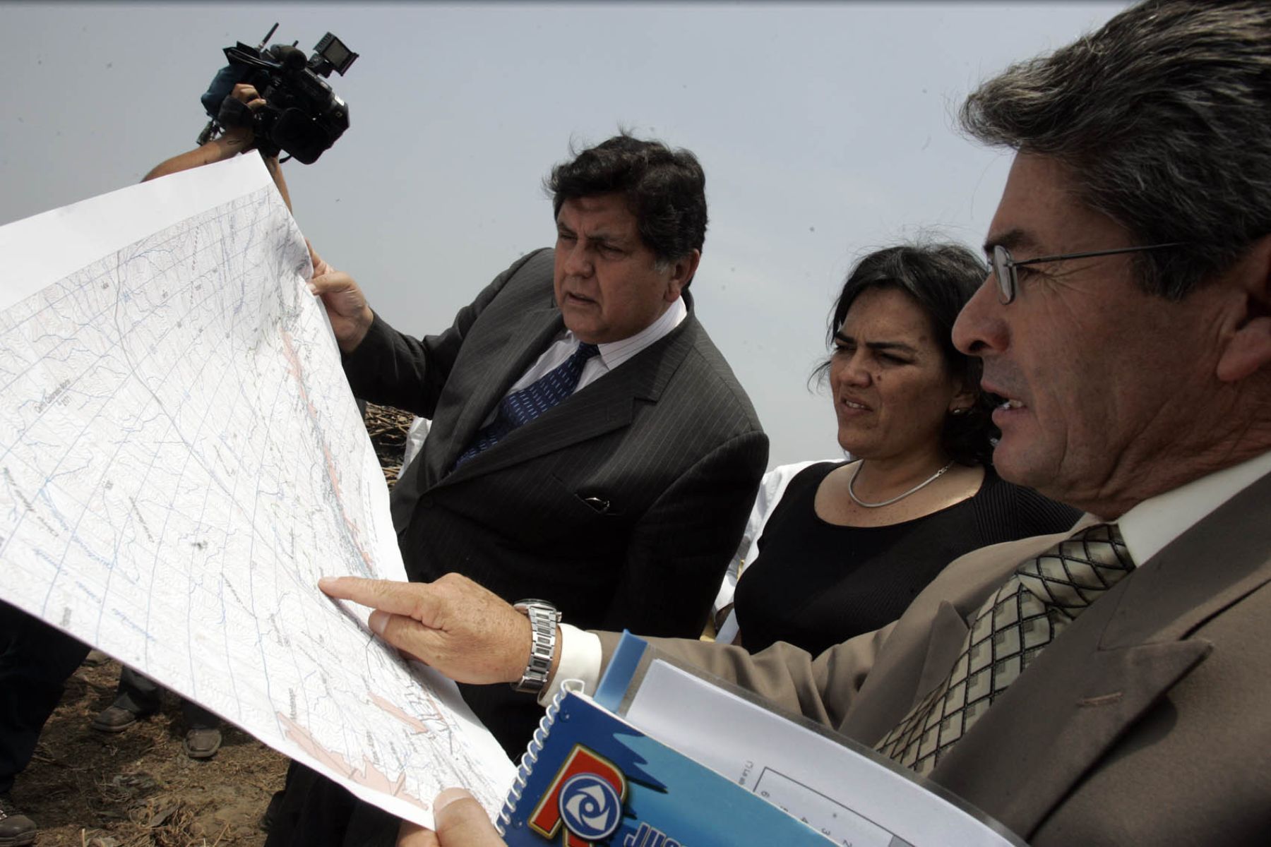 Presidente Alan García y ministra de Transportes Verónica Zavala inspeccionan trabajos de ampliación en la autopista Ramiro Prialé. Foto ANDINA: Juan Carlos Guzmàn Negrini.