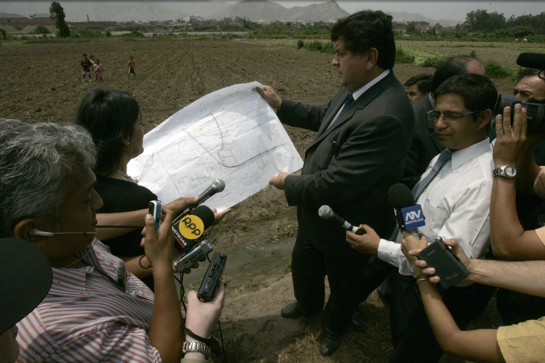 Presidente Alan García y ministra de Transportes Verónica Zavala inspeccionan trabajos de ampliación en la autopista Ramiro Prialé. Foto ANDINA: Juan Carlos Guzmàn Negrini