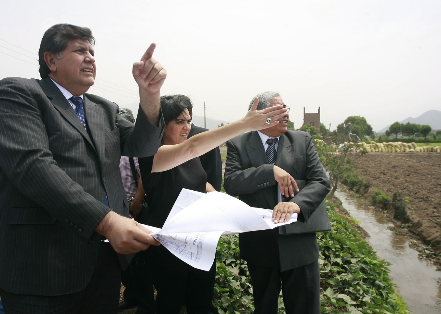 El Presidente Alan García y la ministra de Transportes, Verónica Zavala, inspeccionan zona donde se construirá puente y vía alterna para descongestionar la salida de Lima hacia la carretera central. Foto: ANDINA/Sepres/Oscar Farje.
