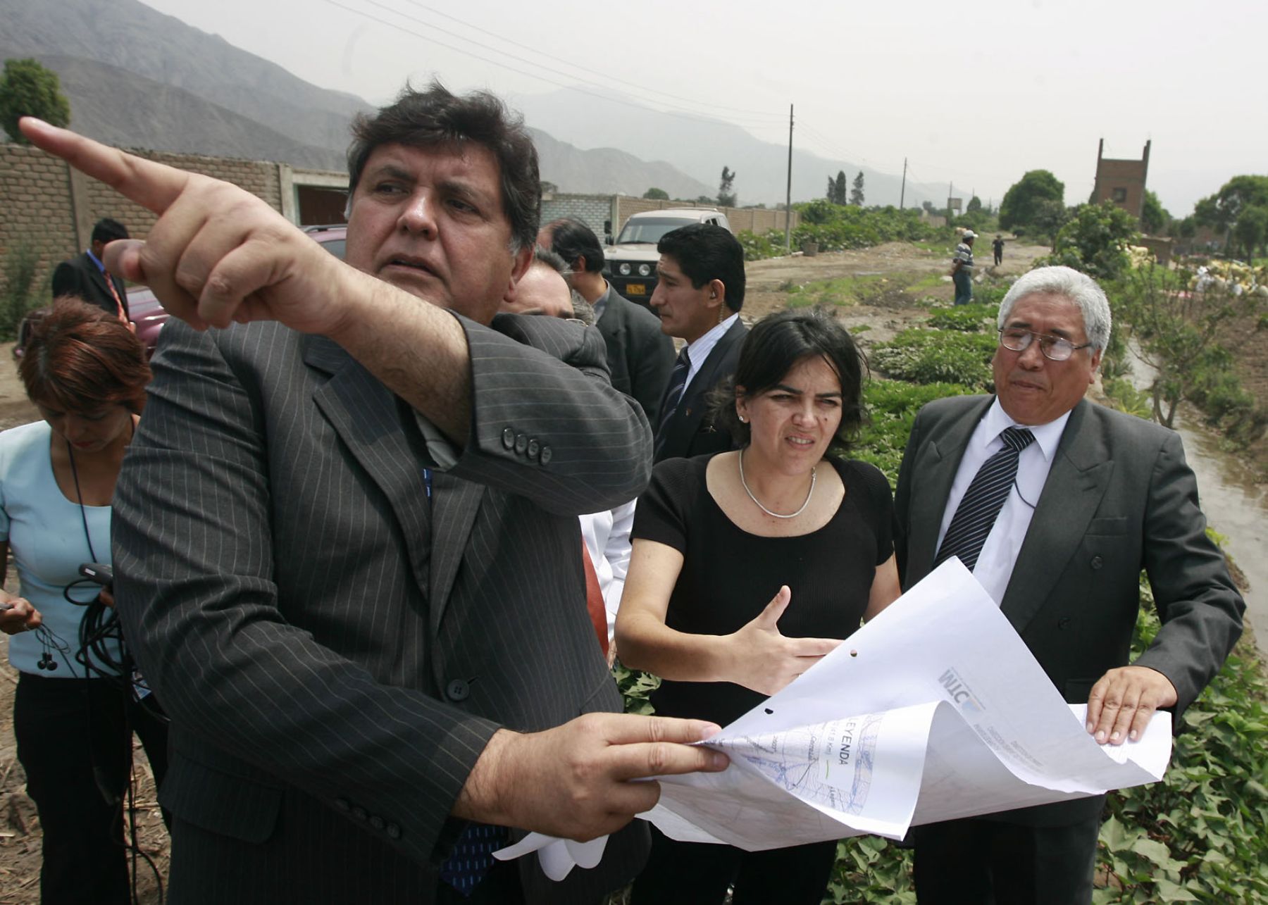 El Presidente Alan García y la ministra de Transportes, Verónica Zavala, inspeccionan zona donde se construirá puente y vía alterna para descongestionar la salida de Lima hacia la  carretera central. Foto: ANDINA/Sepres/Oscar Farje.