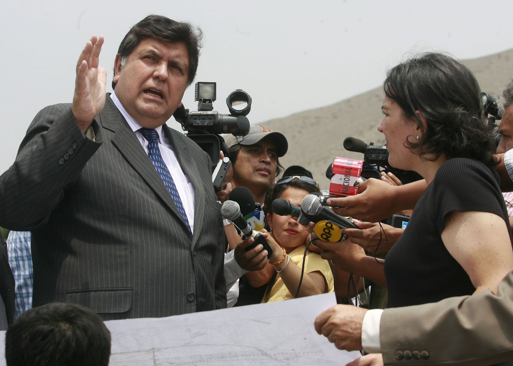 El Presidente Alan García y la ministra de Transportes, Verónica Zavala, inspeccionan zona donde se construirá puente y vía alterna para descongestionar la salida de Lima hacia la  carretera central. Foto: ANDINA/Sepres/Oscar Farje.