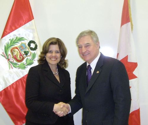 Ministra Mercedes Araoz y su colega canadiense David Emerson, en Davos, Suiza.Foto: ANDINA/ Mincetur