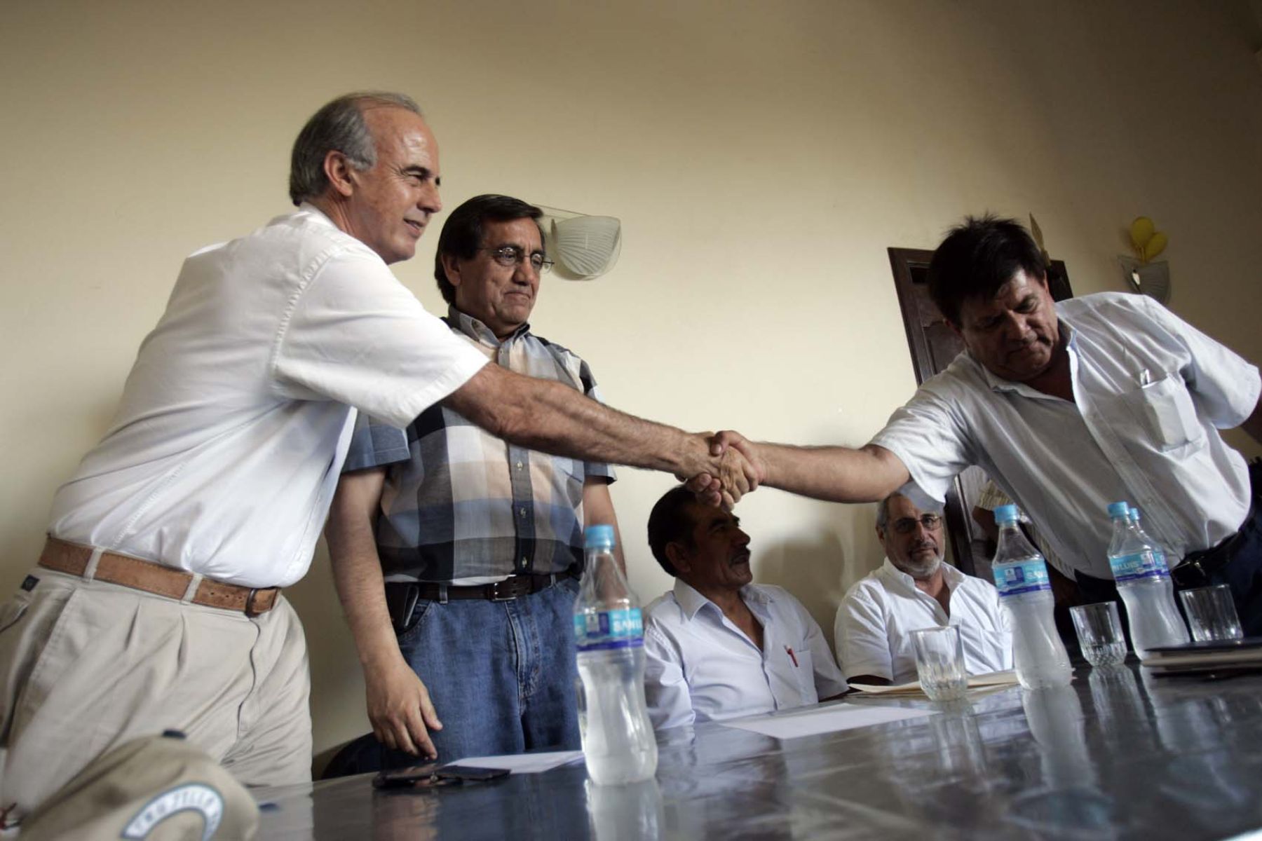 Titular de la PCM, Jorge del Castillo y ministro de Agricultura, Ismael Benavides, con representantes de la Junta de Riego de Cañete. Foto ANDINA/ Juan Carlos Guzmàn Negrini.