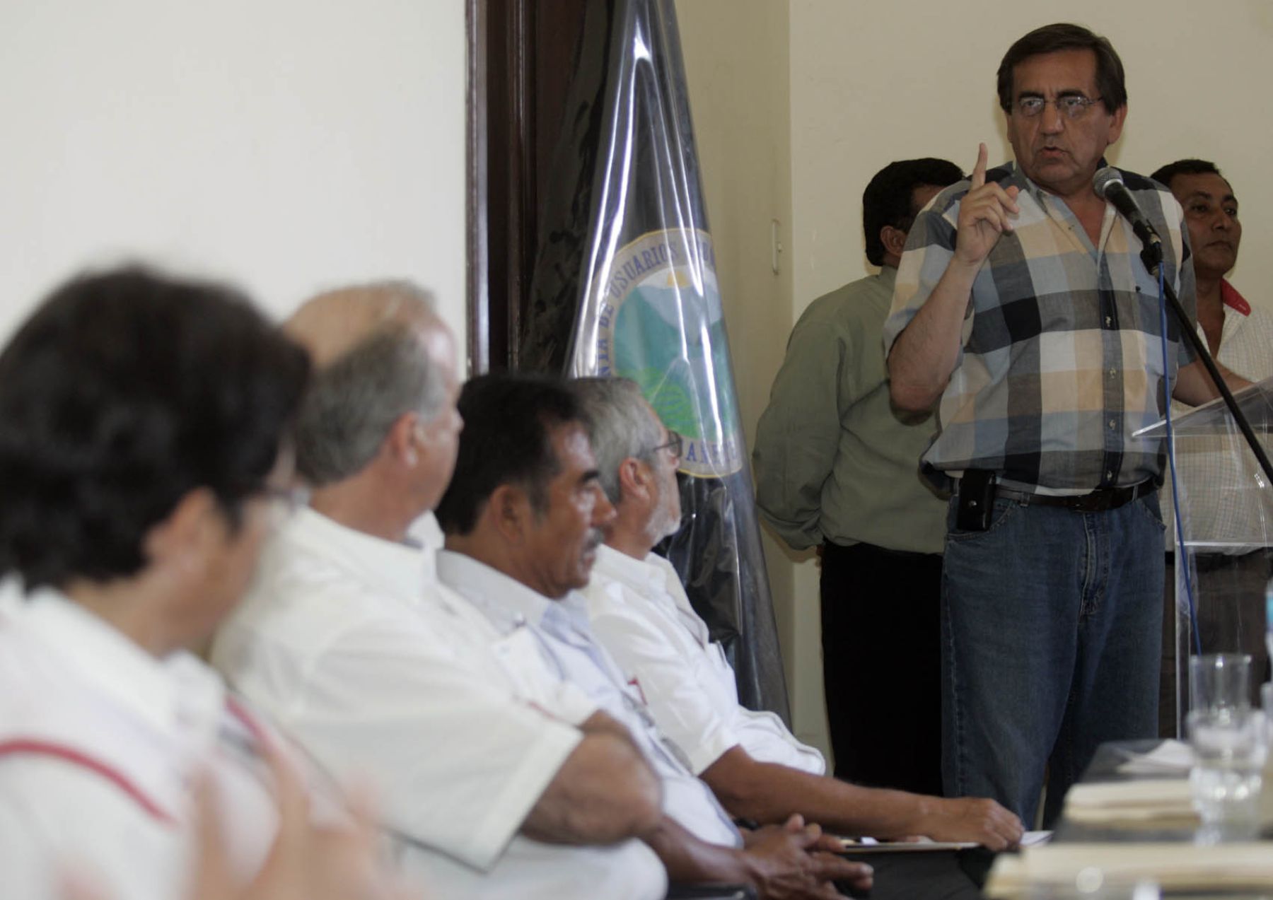 Titular de la PCM, Jorge del Castillo y ministros de Agricultura, Ismael Benavides, y Vivienda, Enrique Cornejo, con representantes de la Junta de Riego de Cañete. Foto ANDINA/ Juan Carlos Guzmàn Negrini.