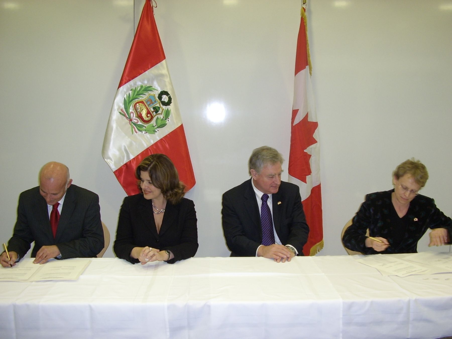La ministra de Comercio Exterior y Turismo, Mercedes Aráoz, y su similar de Canadá, David Emerson, en firma del Tratado de Libre Comercio (TLC) bilateral. Foto: ANDINA/Mincetur