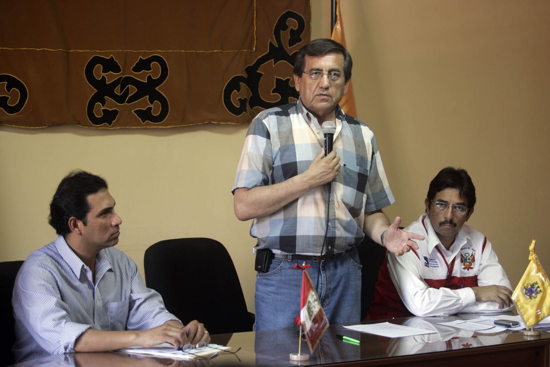 Titular de la PCM, Jorge del Castillo, y Ministro de Vivienda, Enrique Cornejo, se reunieron con alcaldes de Cañete y sus distritos. Foto: ANDINA/ Juan Carlos Guzmàn Negrini.