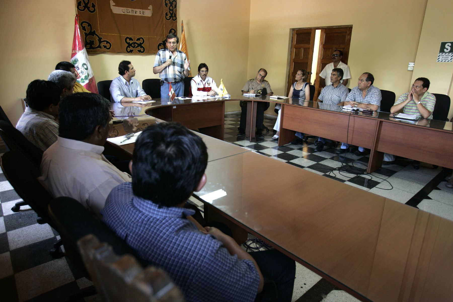 Titular de la PCM, Jorge del Castillo, y Ministro de Vivienda, Enrique Cornejo, se reunieron con alcaldes de Cañete y sus distritos. Foto: ANDINA/ Juan Carlos Guzmàn Negrini.